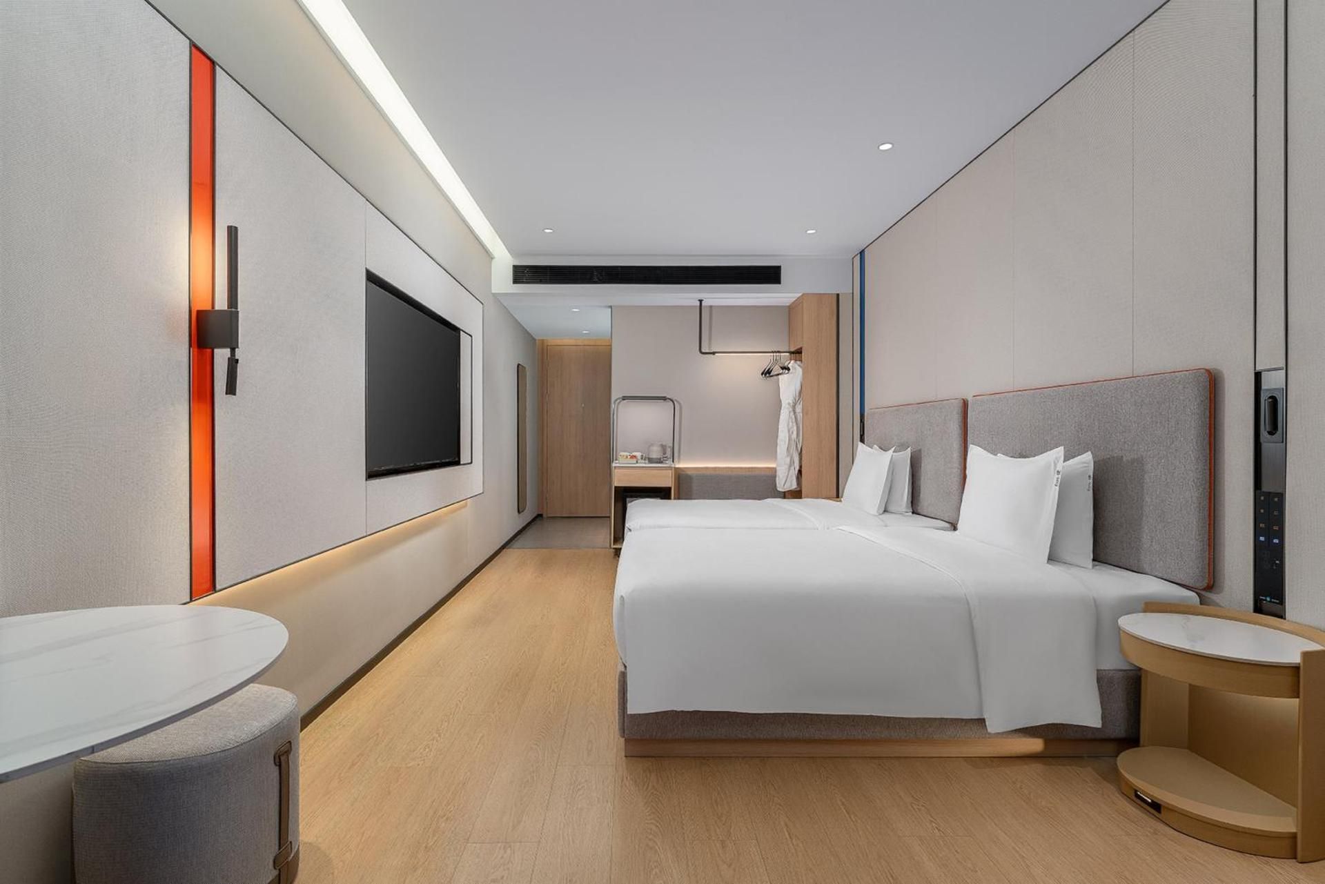 Standard Twin Room with Balcony and Snow Mountain View