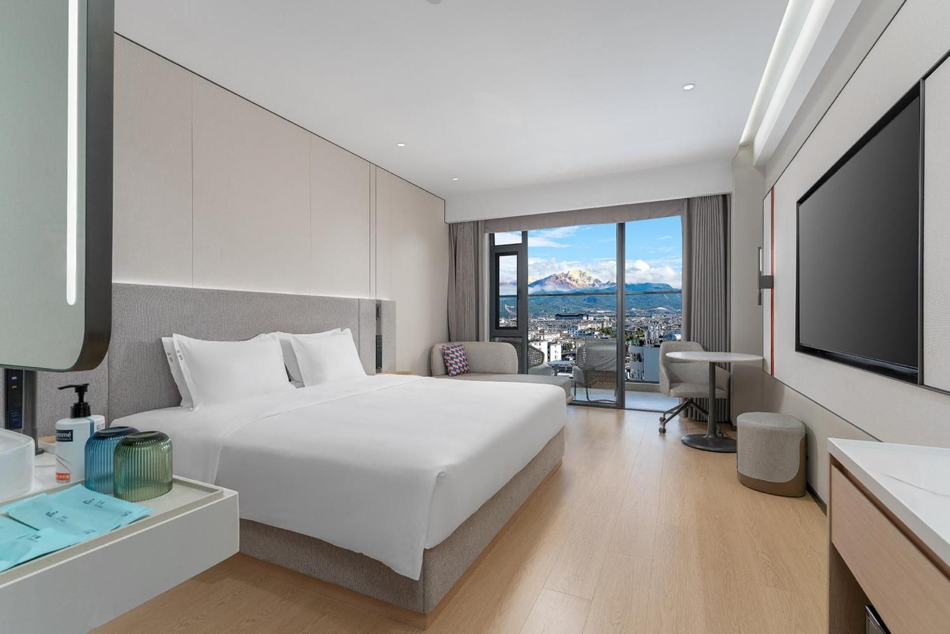 Standard King Room with Balcony and Snow Mountain View
