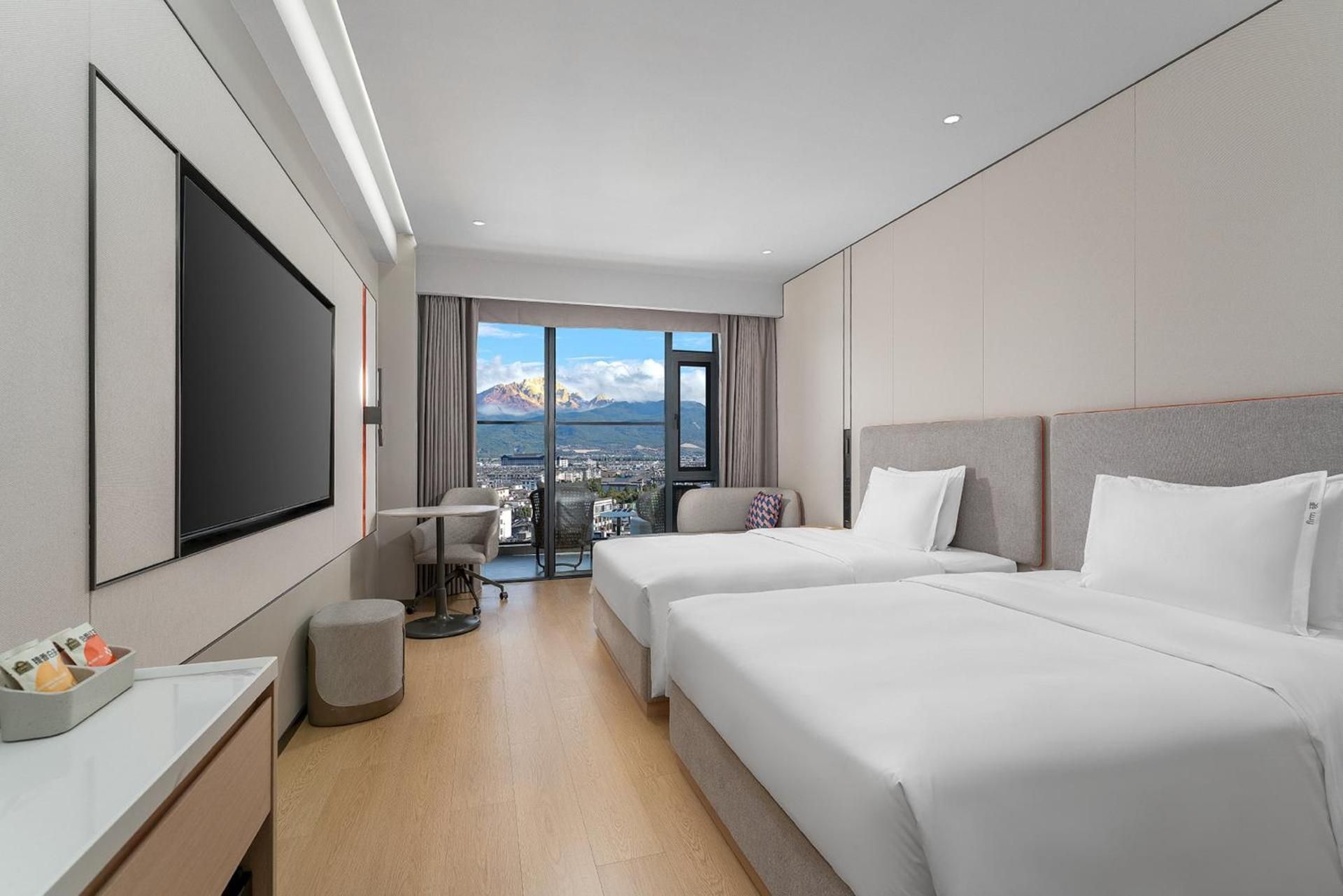 Standard Twin Room with Balcony and Snow Mountain View