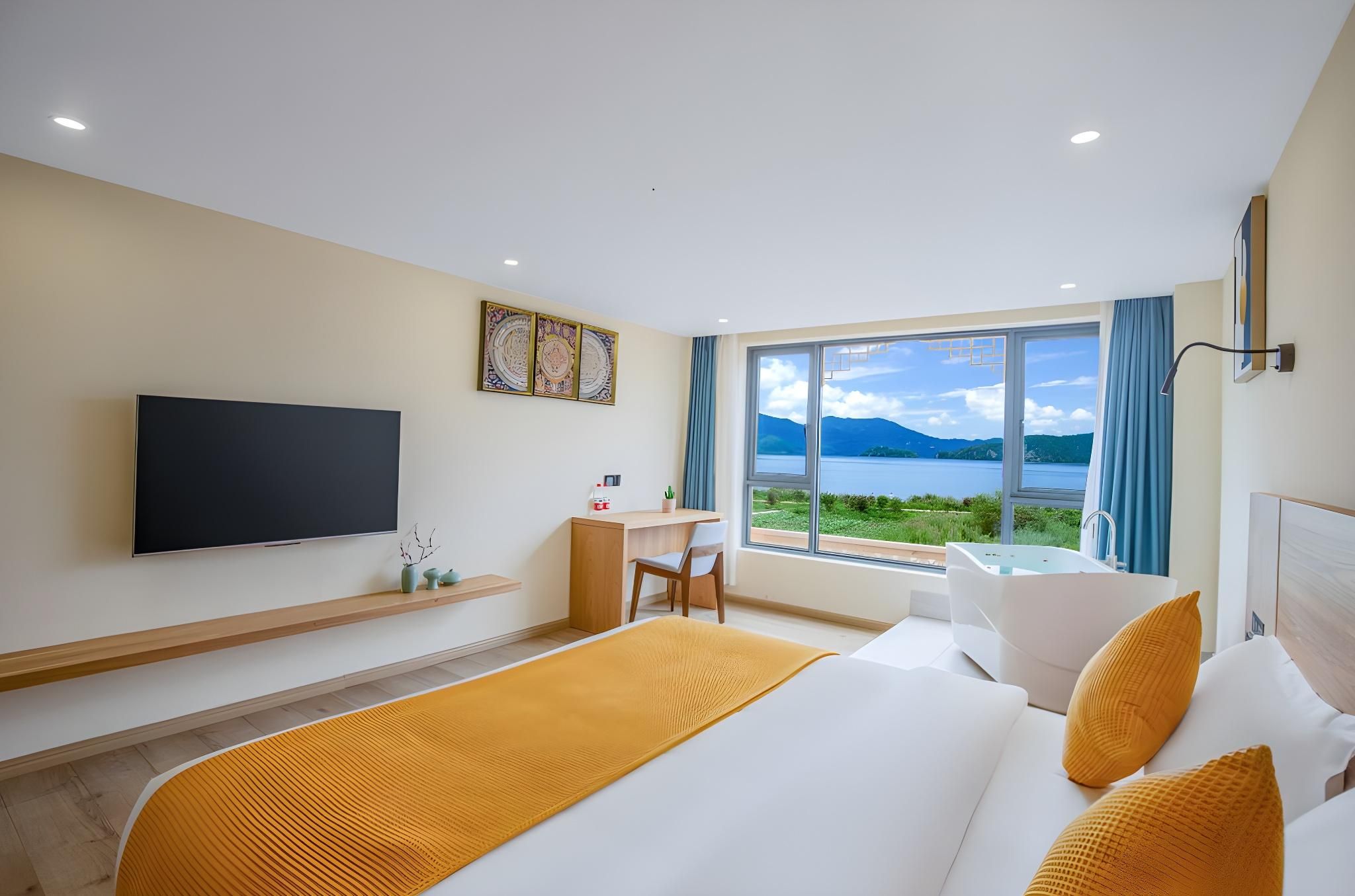Lake View Queen Room
