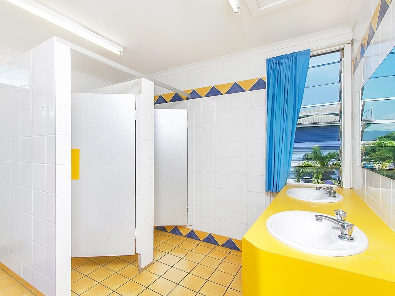 Caravella Backpackers Twin Room with Shared Bathroom 2