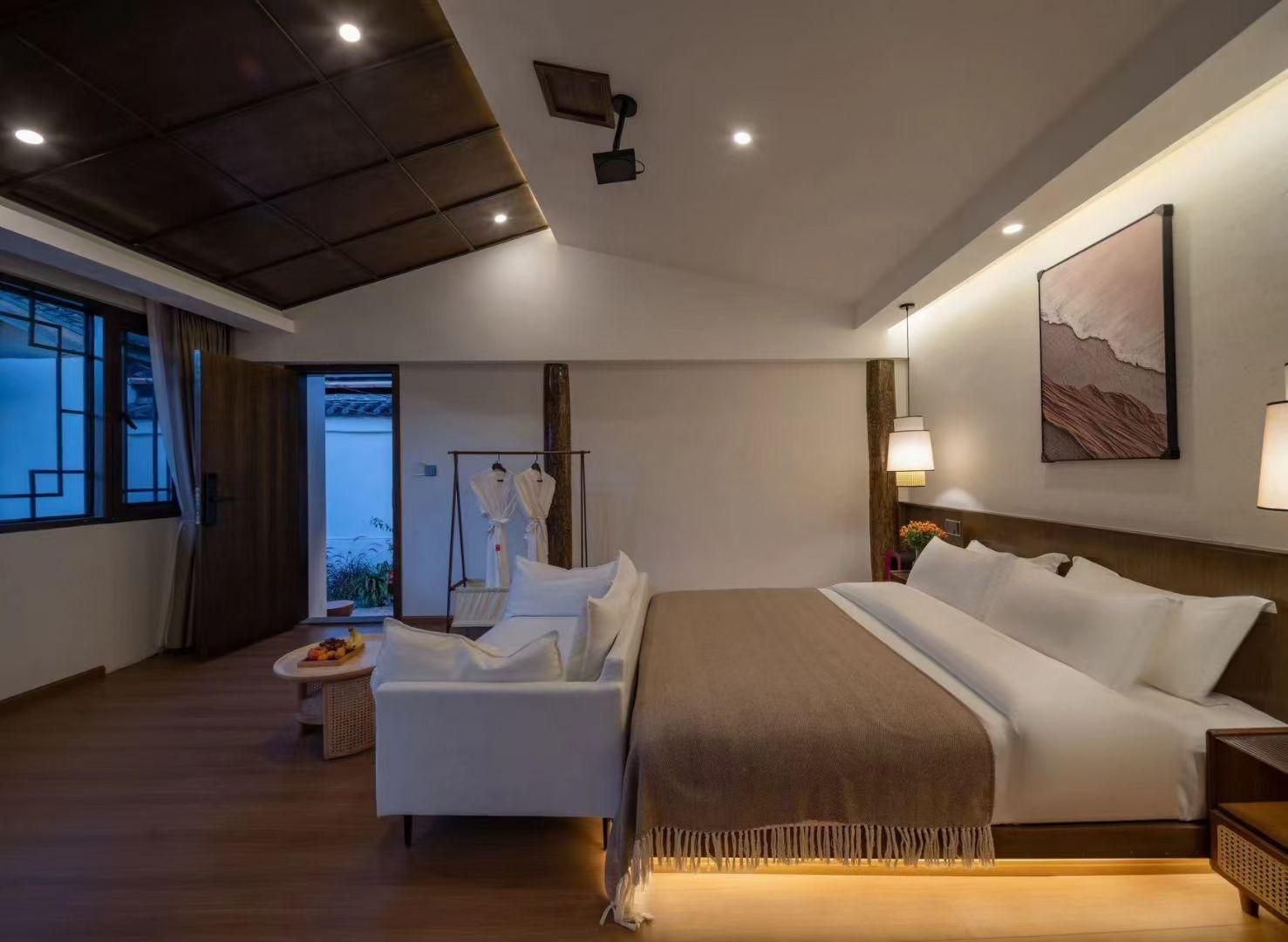 Luxe Queen Room