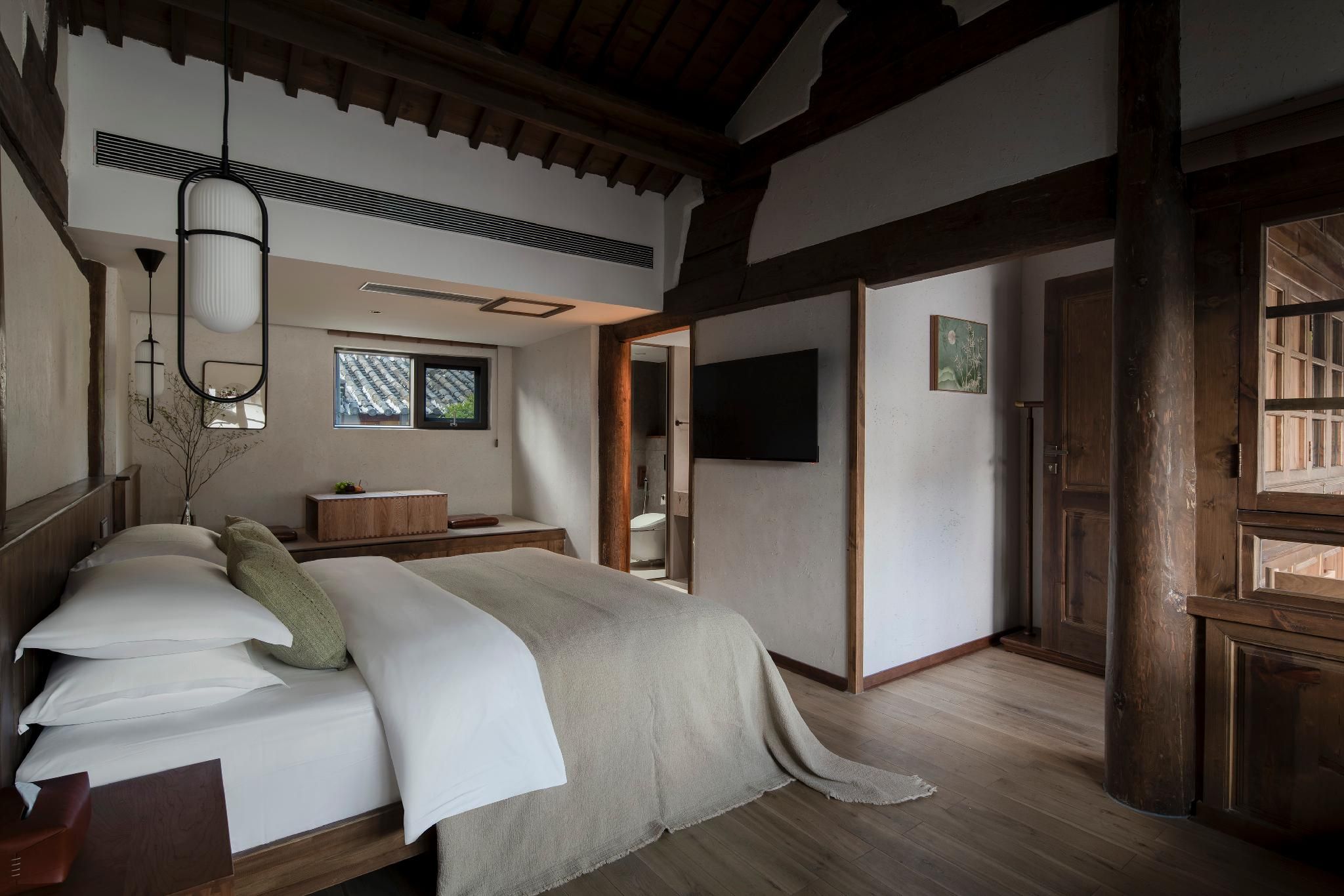 Second Floor Deluxe Queen Room