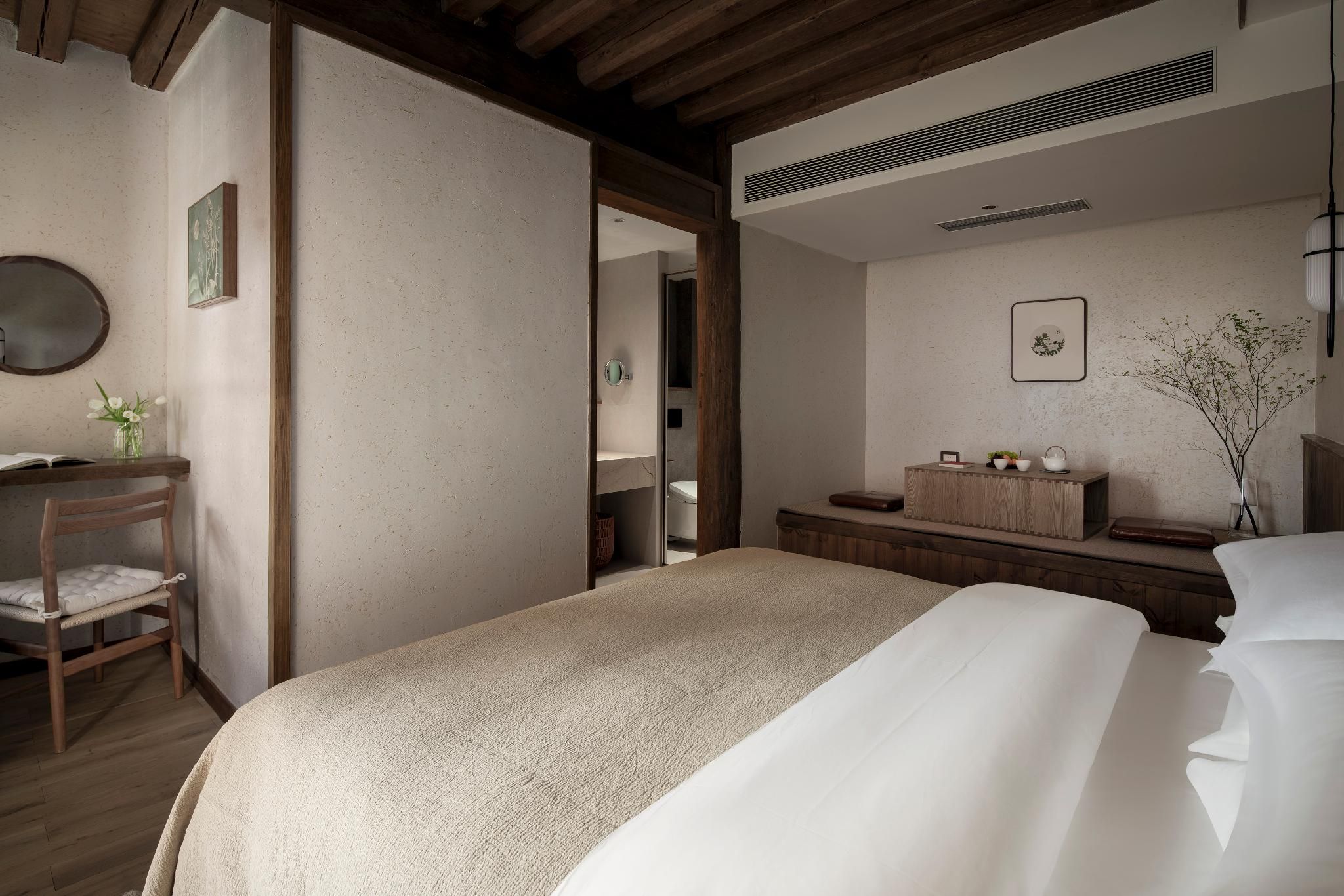 Guest Room with Queen Bed