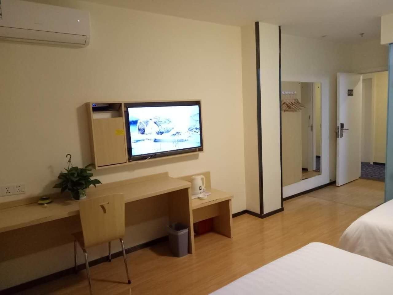 Comfortable Queen Room