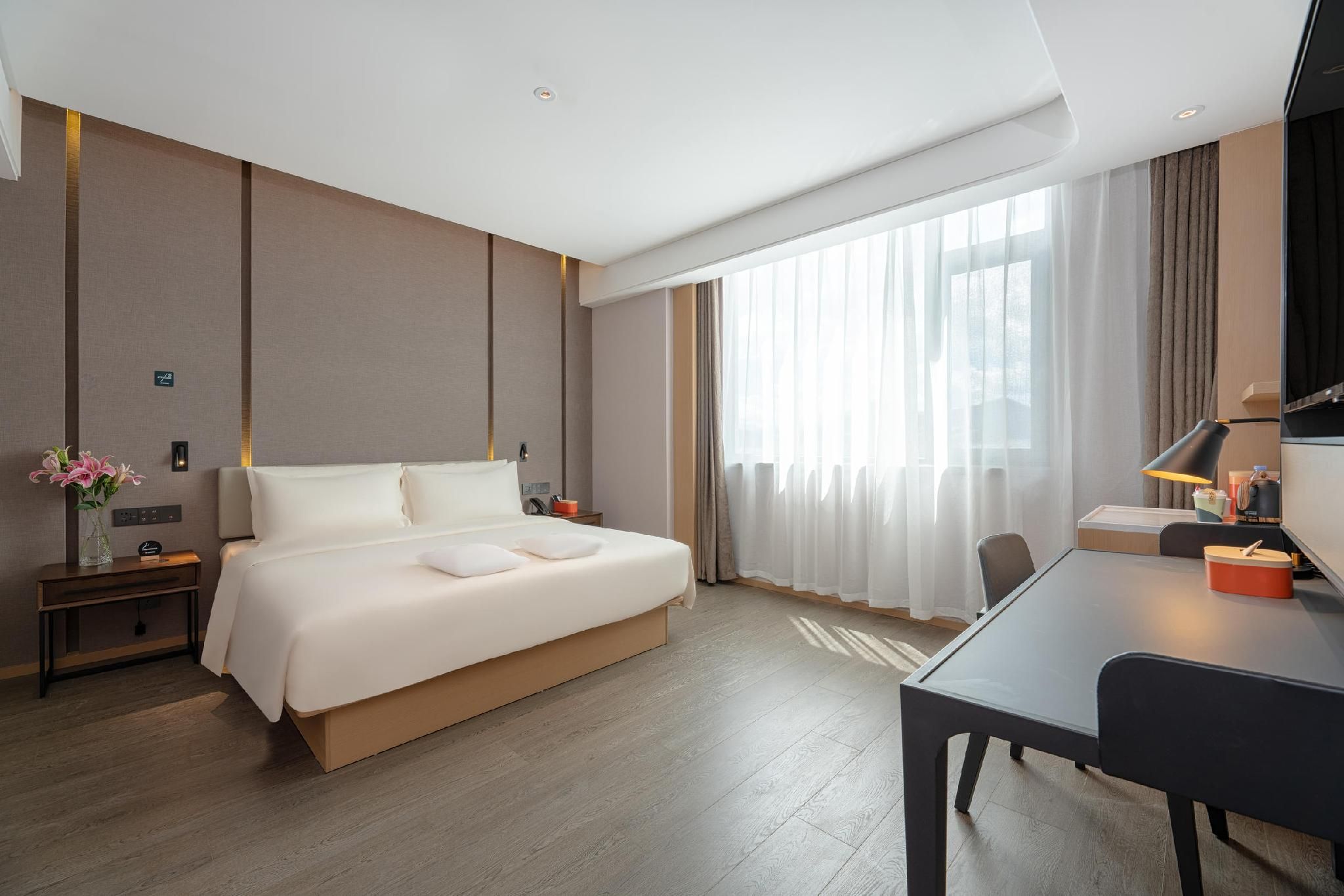 Atour - Superior 1 Bed Room with Snow Mountain View
