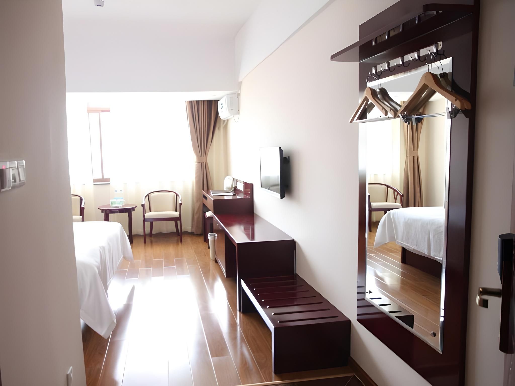 Hotel Queen Room