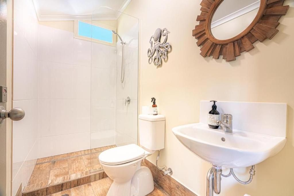 Budget Single Room with Shared Bathroom