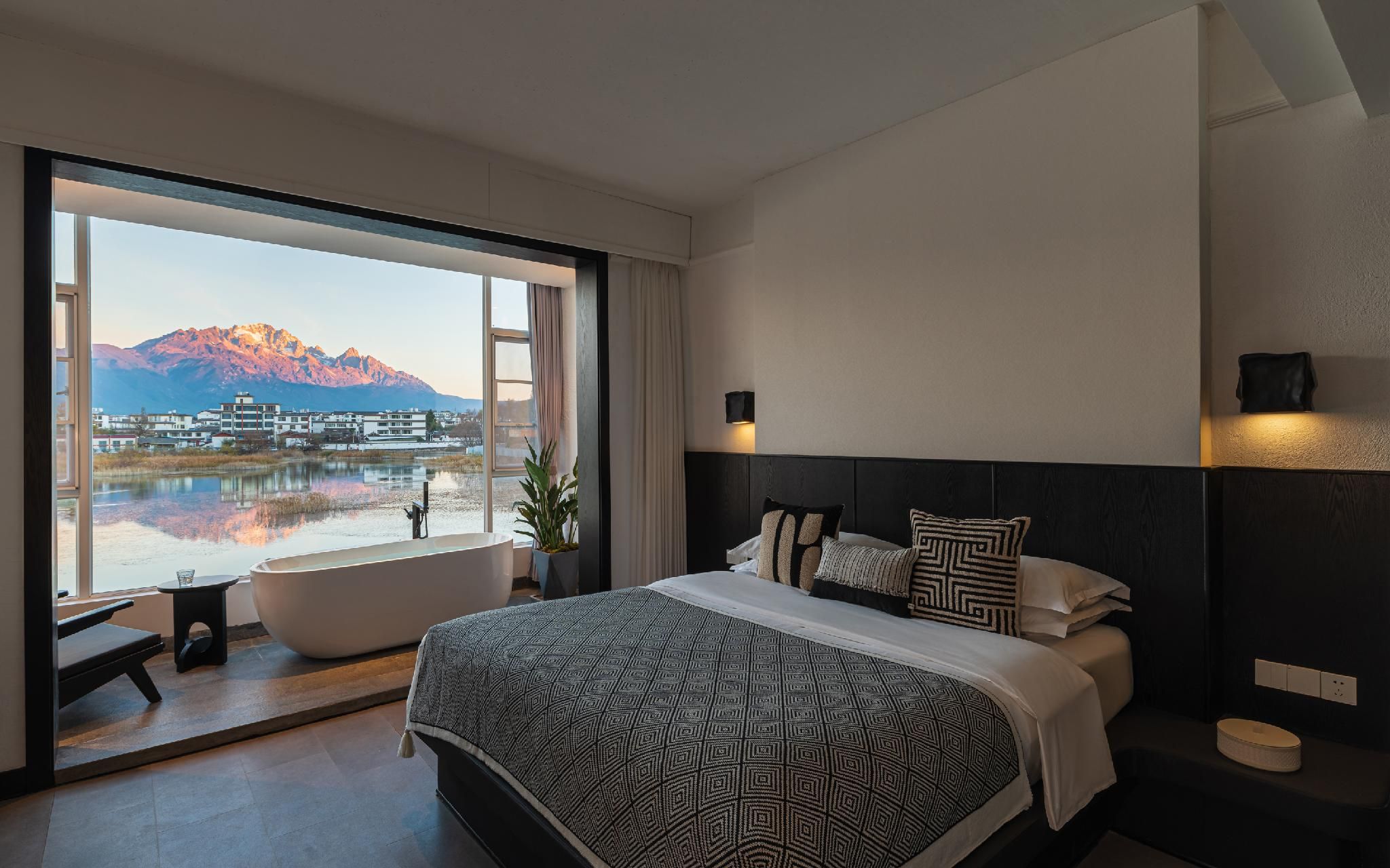 1 Bedroom Apartment with Lake View