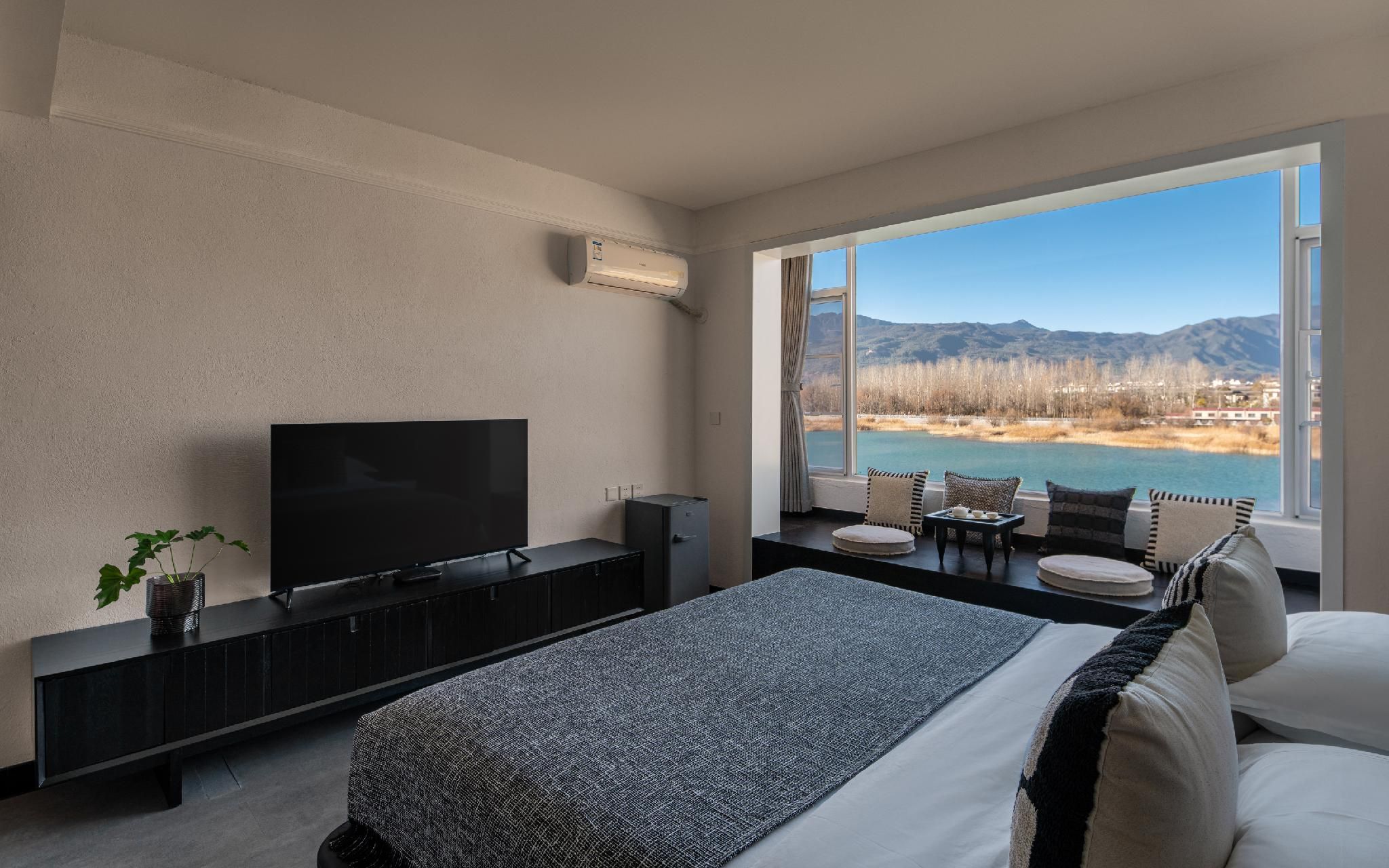 1 Bedroom Apartment with Lake View
