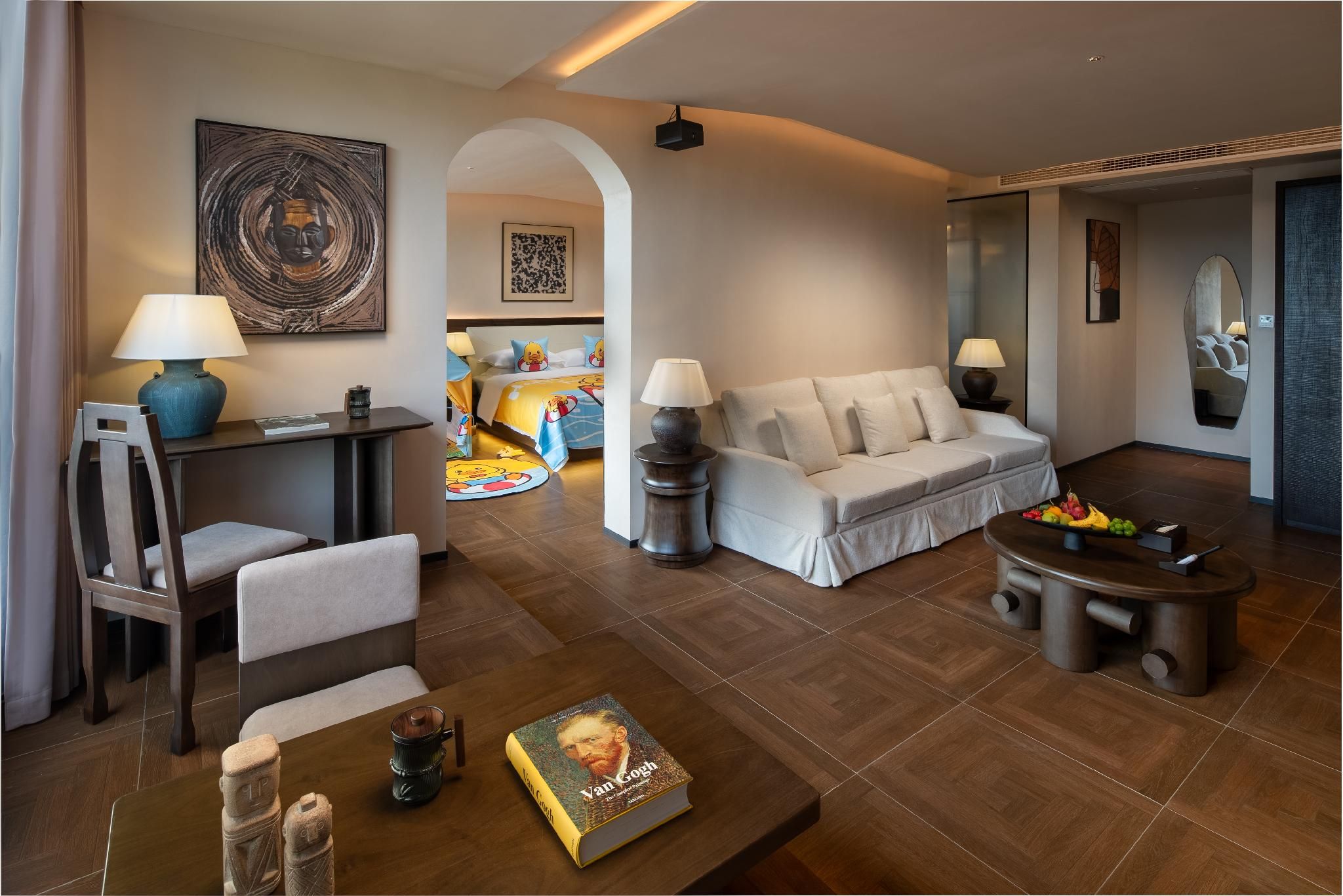 Family Room with Nature - Kid-Friendly