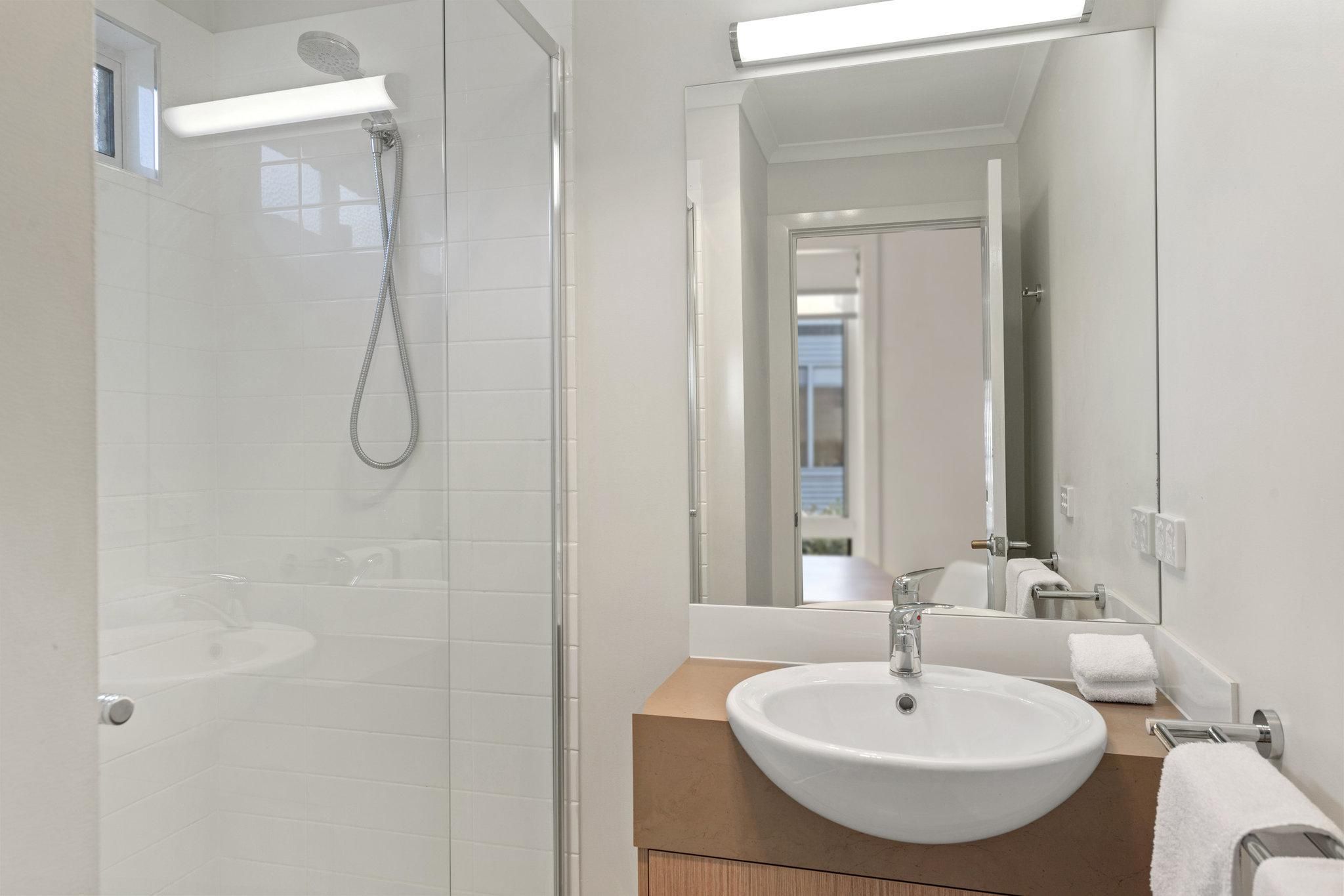 Discovery Parks - Echuca Deluxe 2 Bedroom Cabin - Water Park View