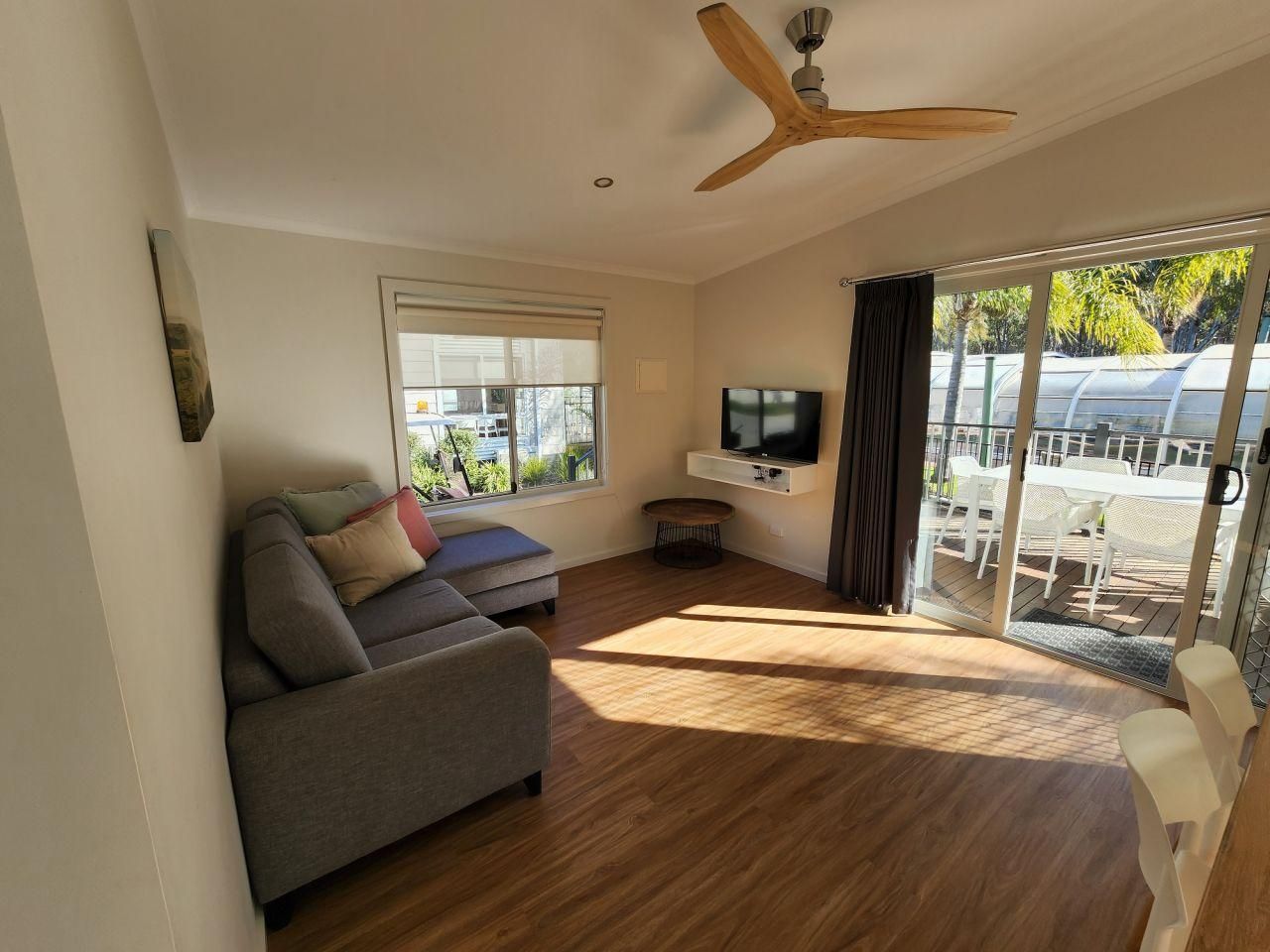 Discovery Parks - Echuca Deluxe 2 Bedroom Cabin - Water Park View 2