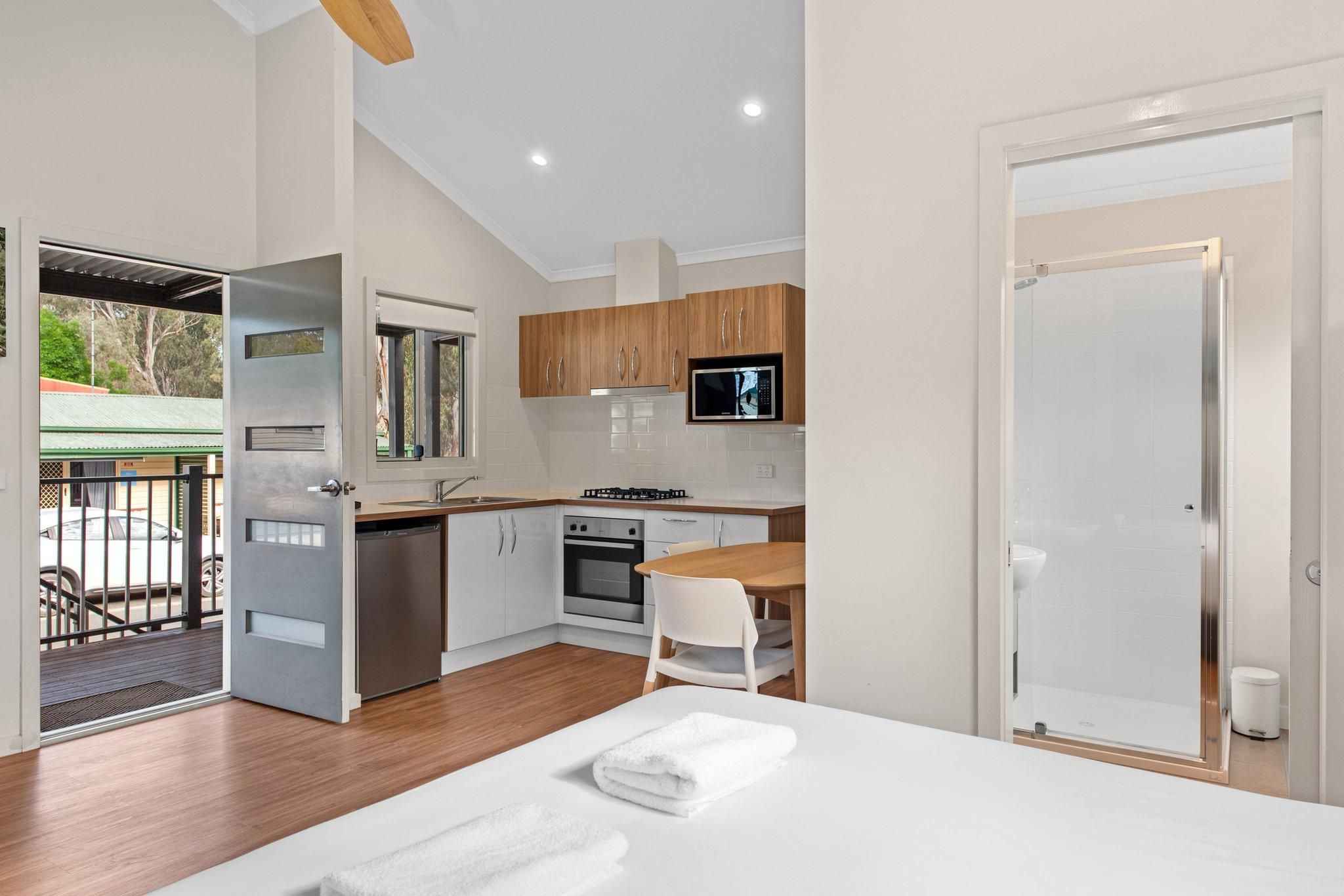 Discovery Parks - Echuca Superior Studio Cabin 3