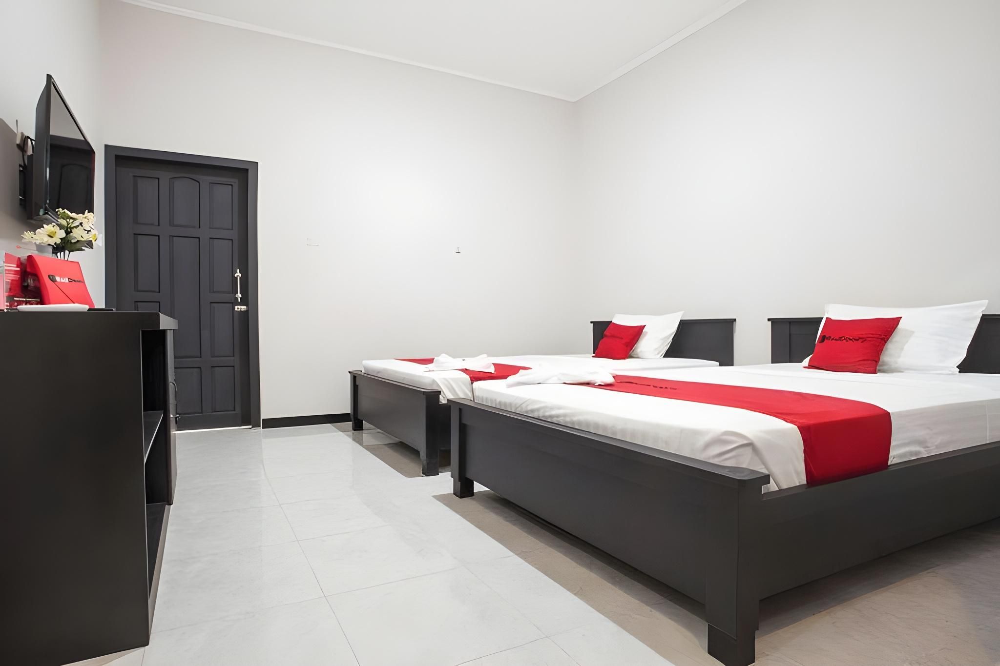 RedDoorz Syariah Plus near Banyuwangi Airport Premium Twin Room 2