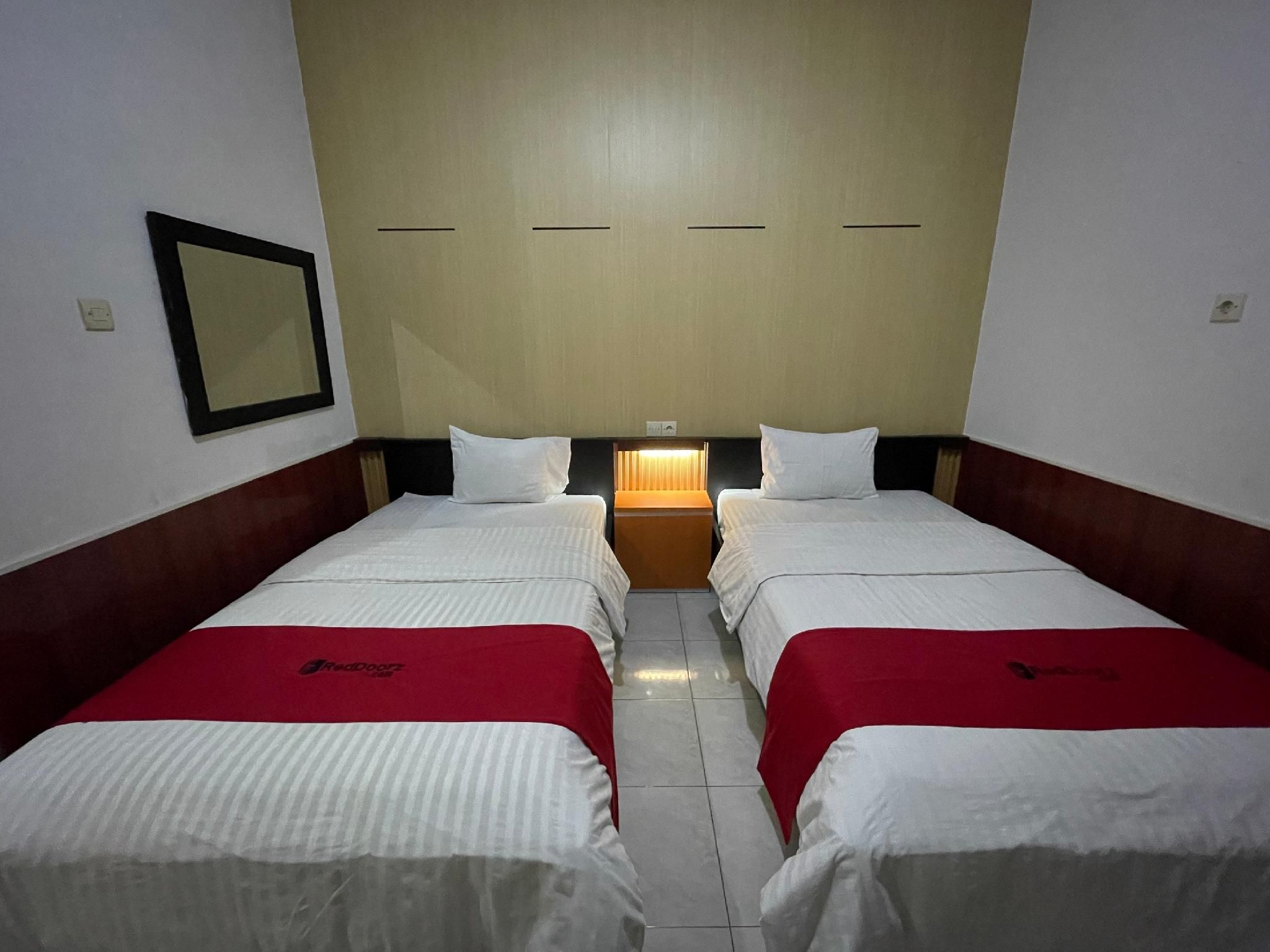 RedDoorz Syariah Plus near Banyuwangi Airport Premium Twin Room