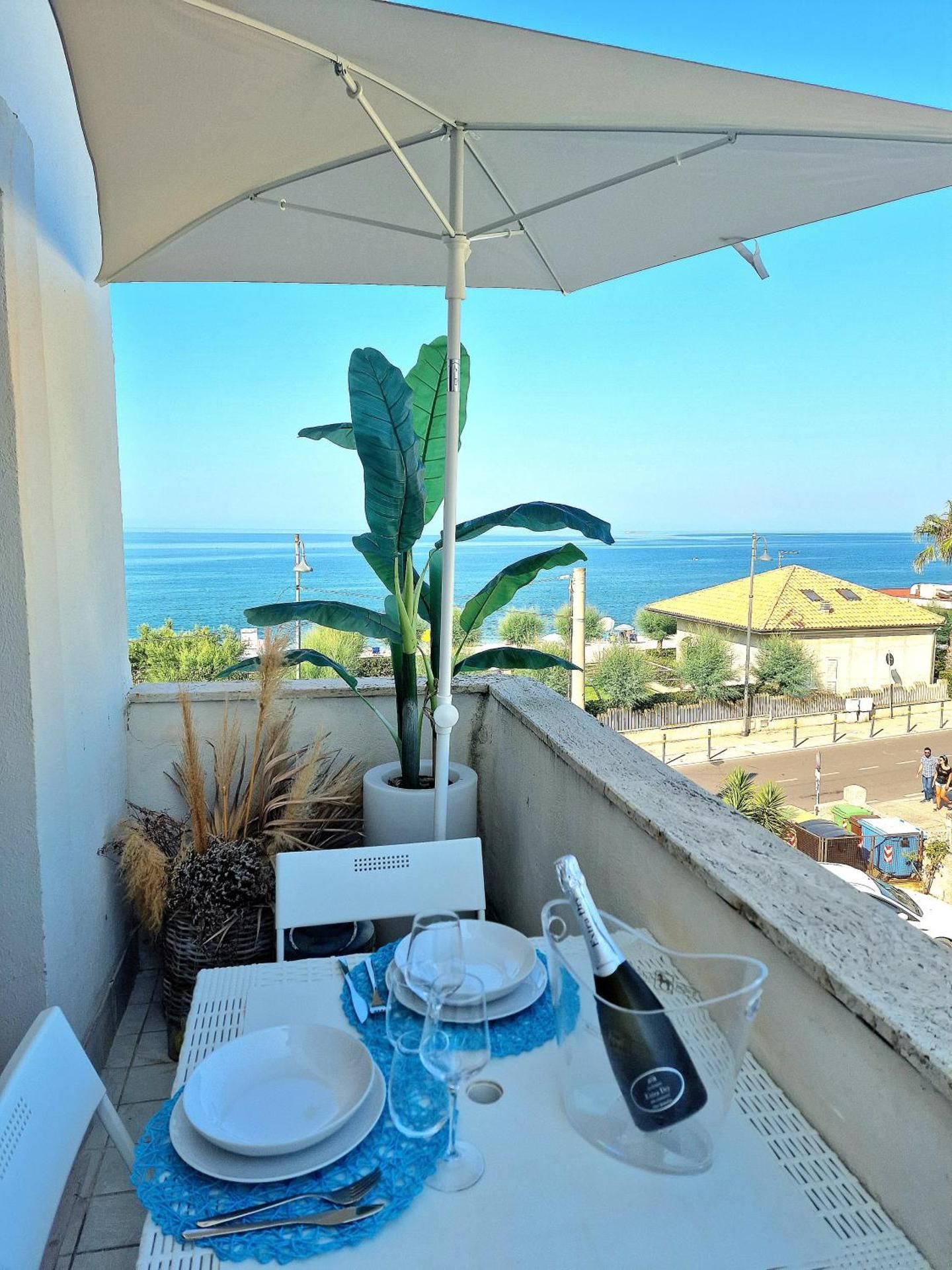 Deluxe One-Bedroom Apartment with Ocean View
