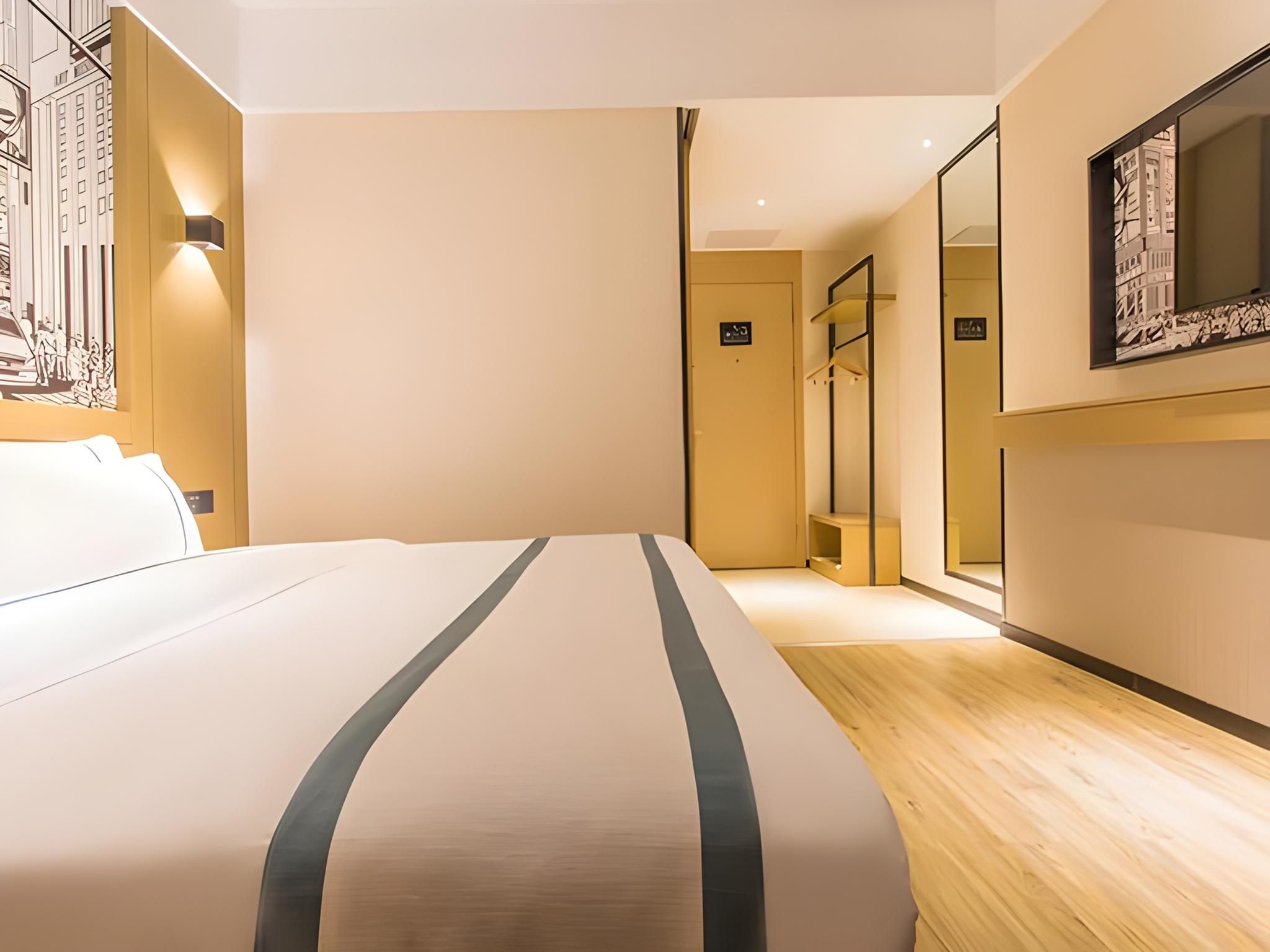 Stand Queen Room