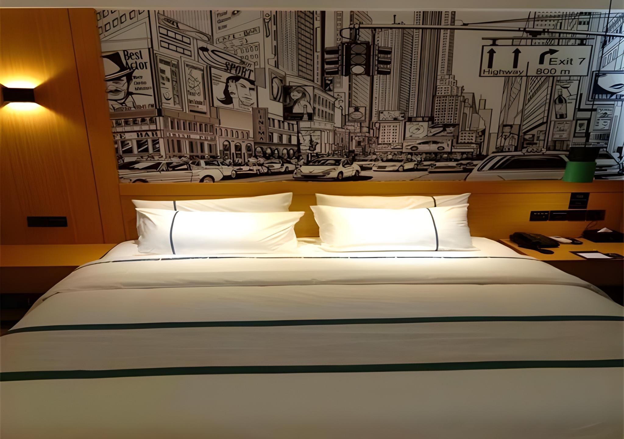 Business Queen Room