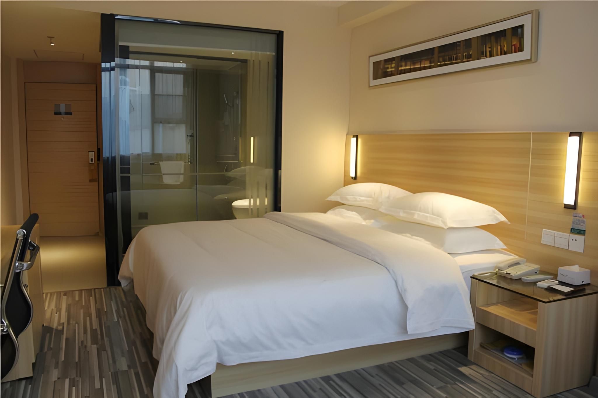 Stand Queen Room