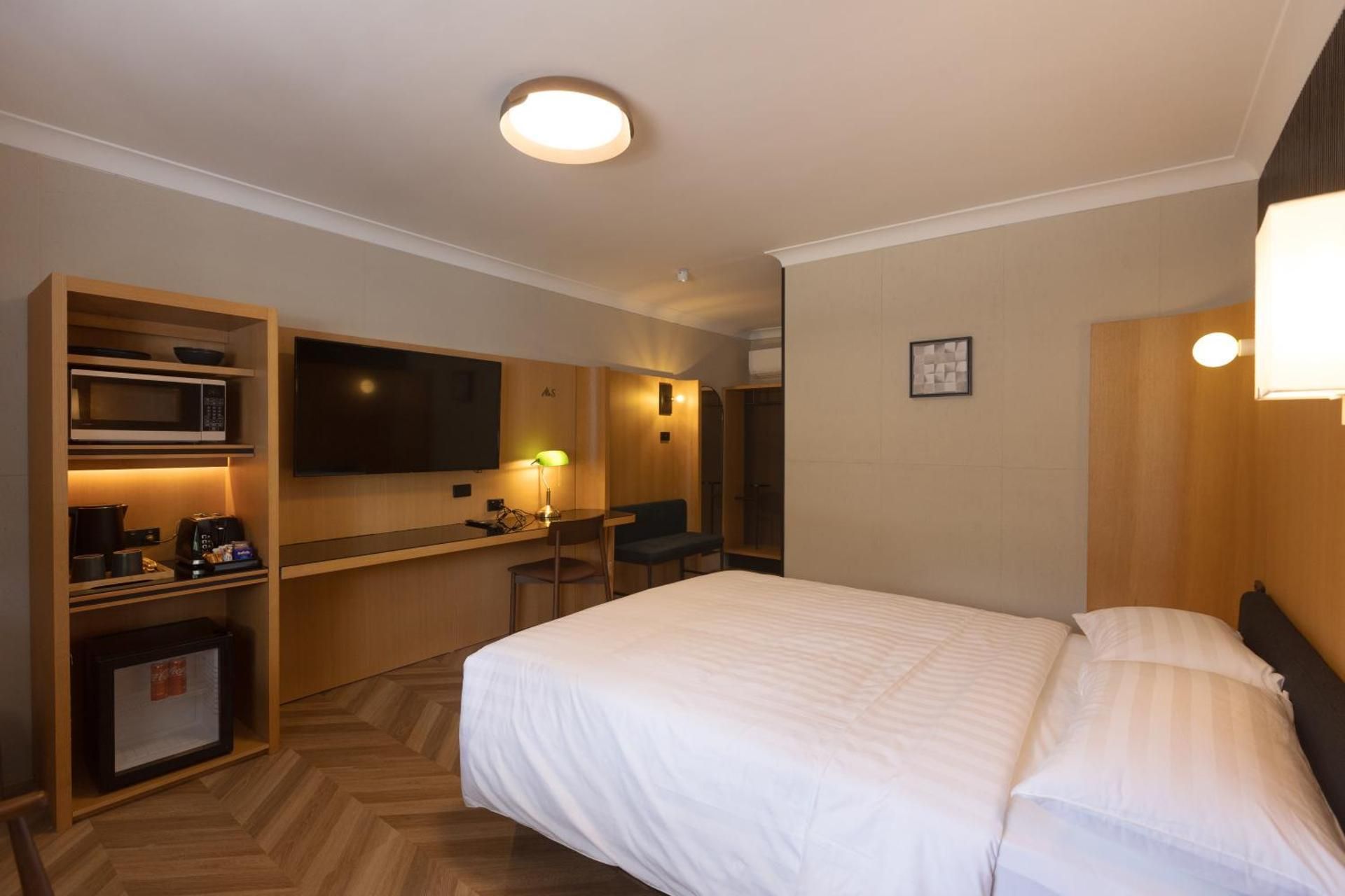 Deluxe Queen Room