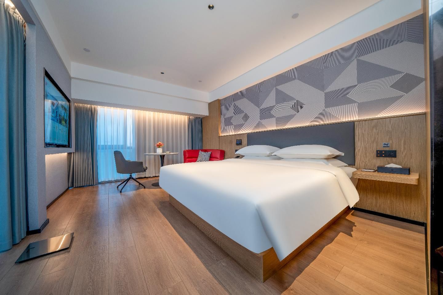 Intelligent Queen with River View