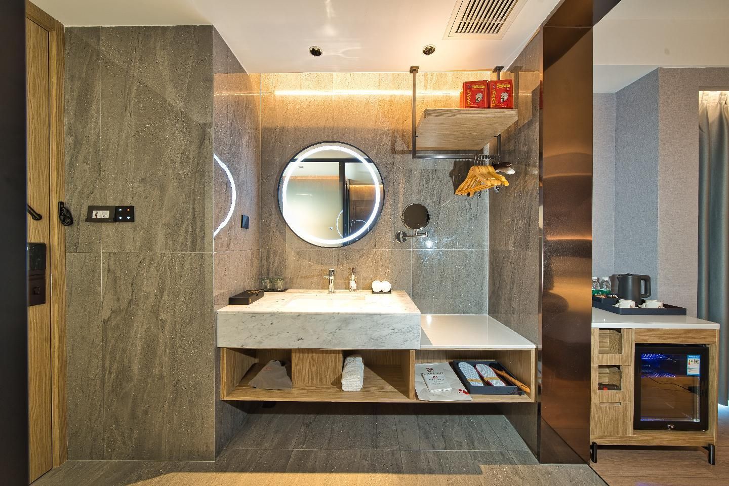 Intelligent Queen with River View