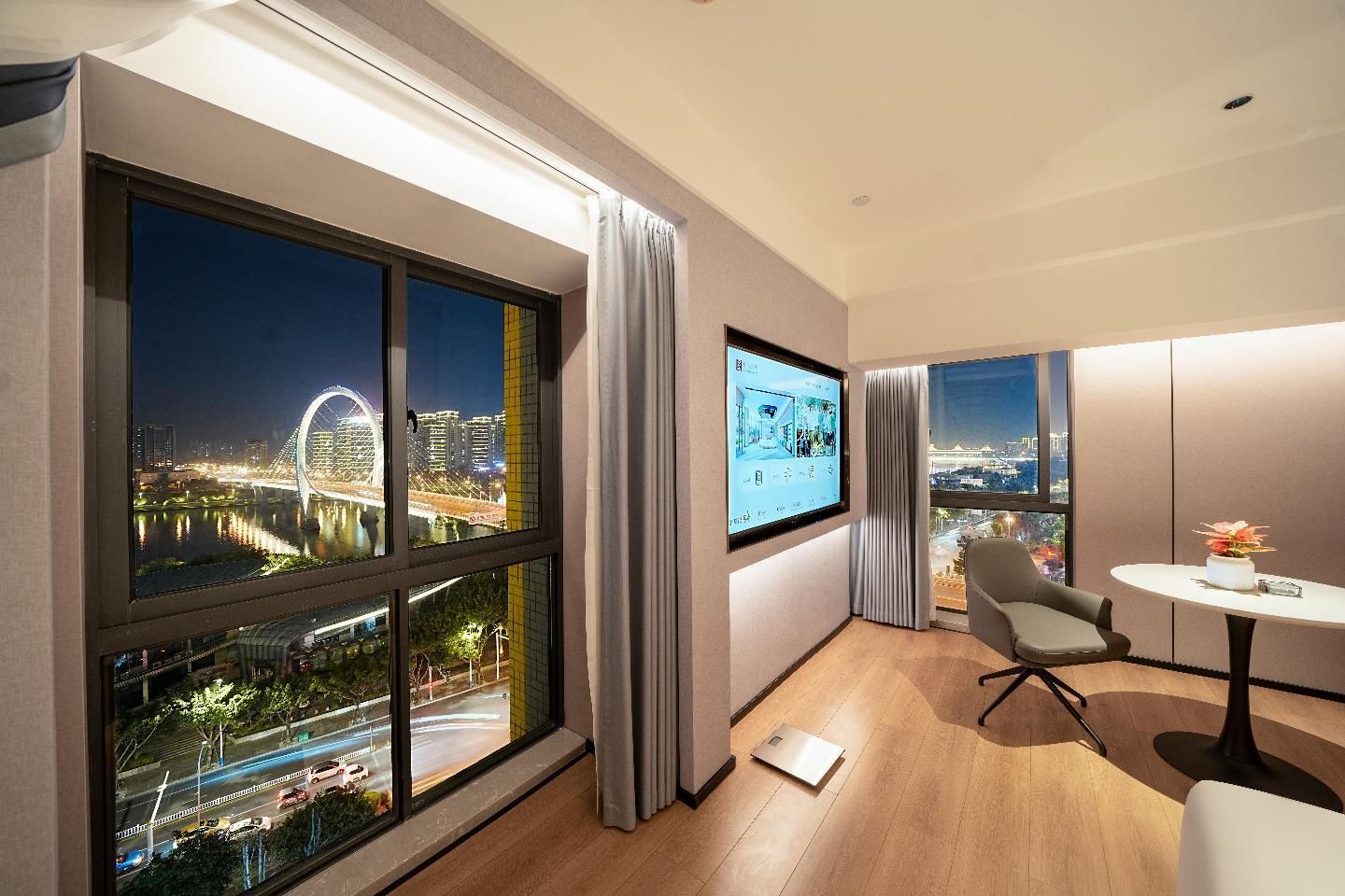 Intelligent Queen with River View