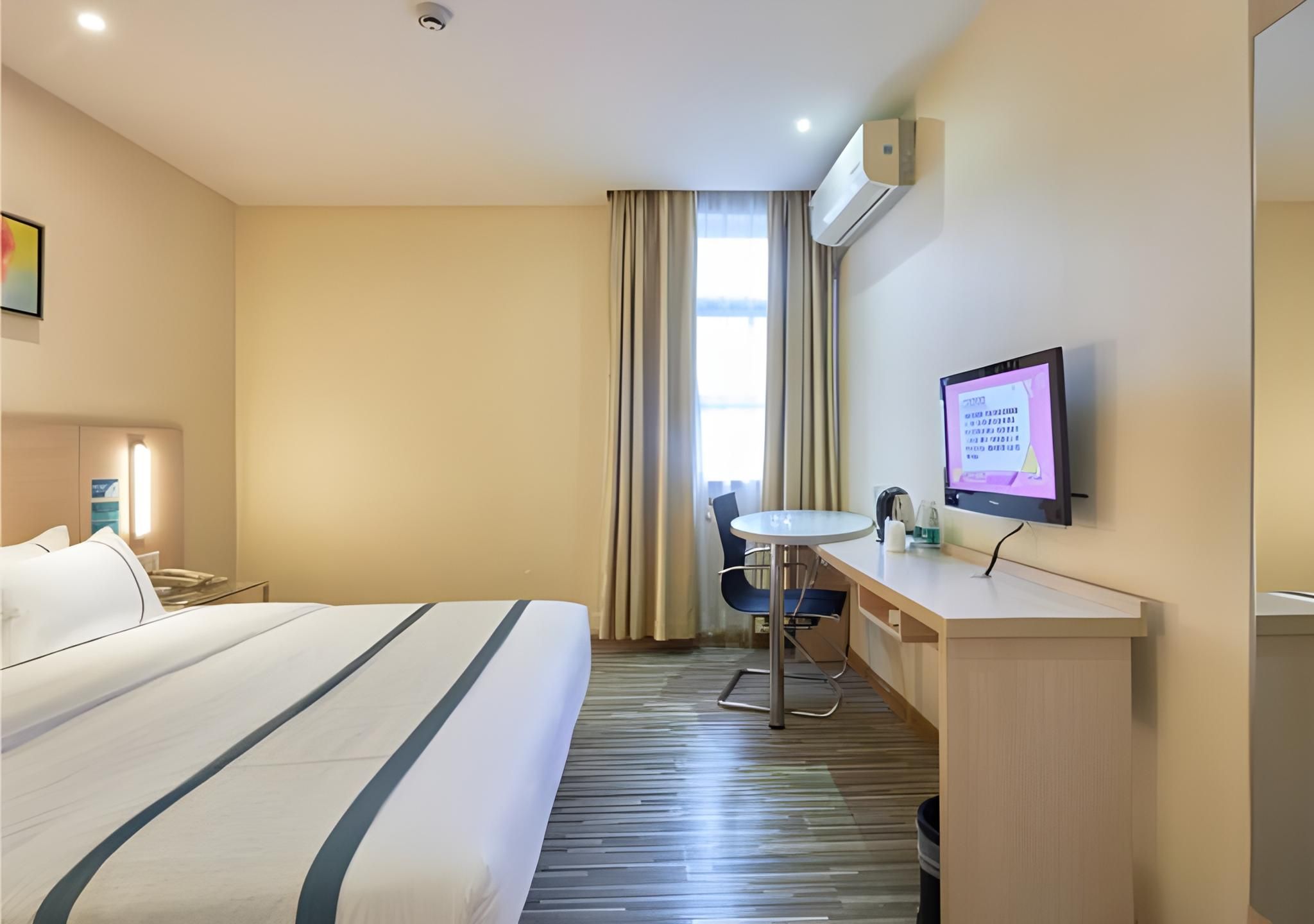 Stand Queen Room