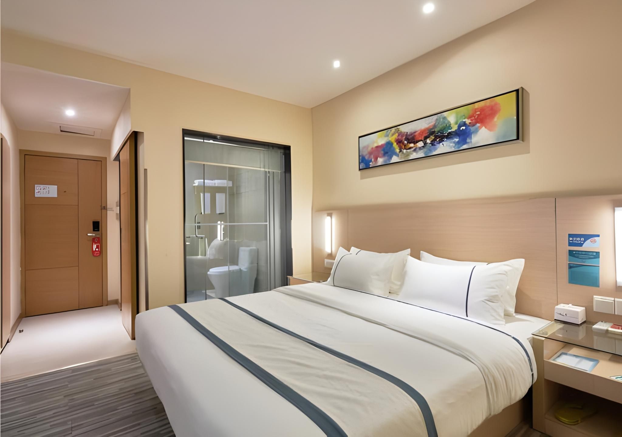 Stand Queen Room