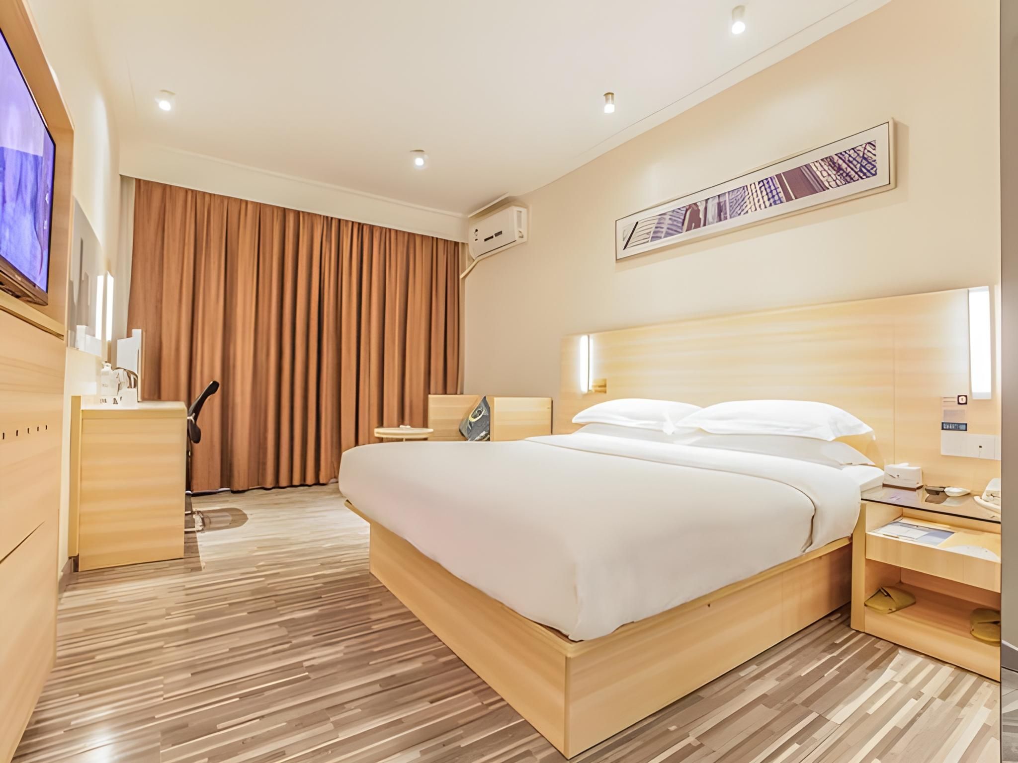 Stand Queen Room