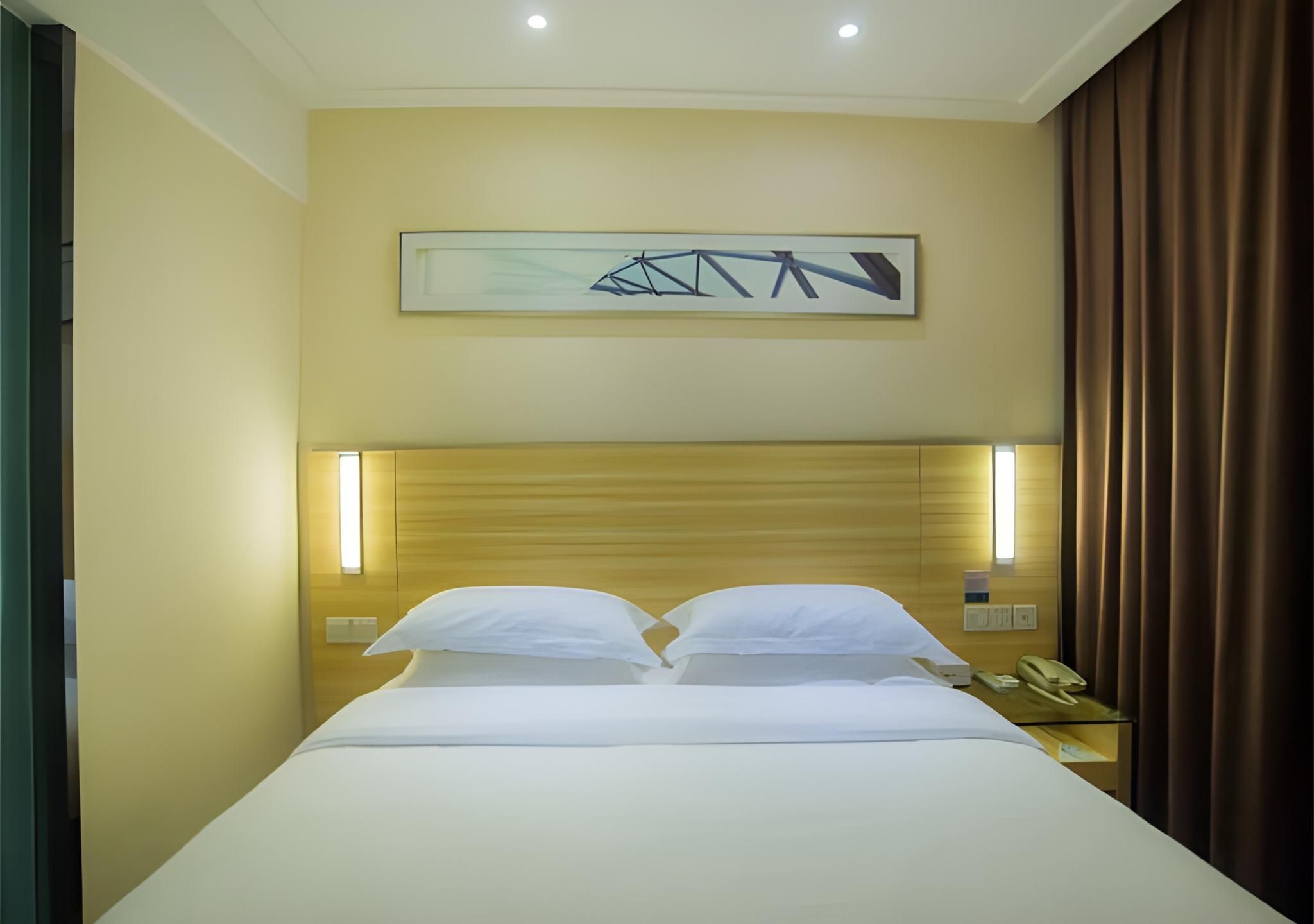 Stand Queen Room