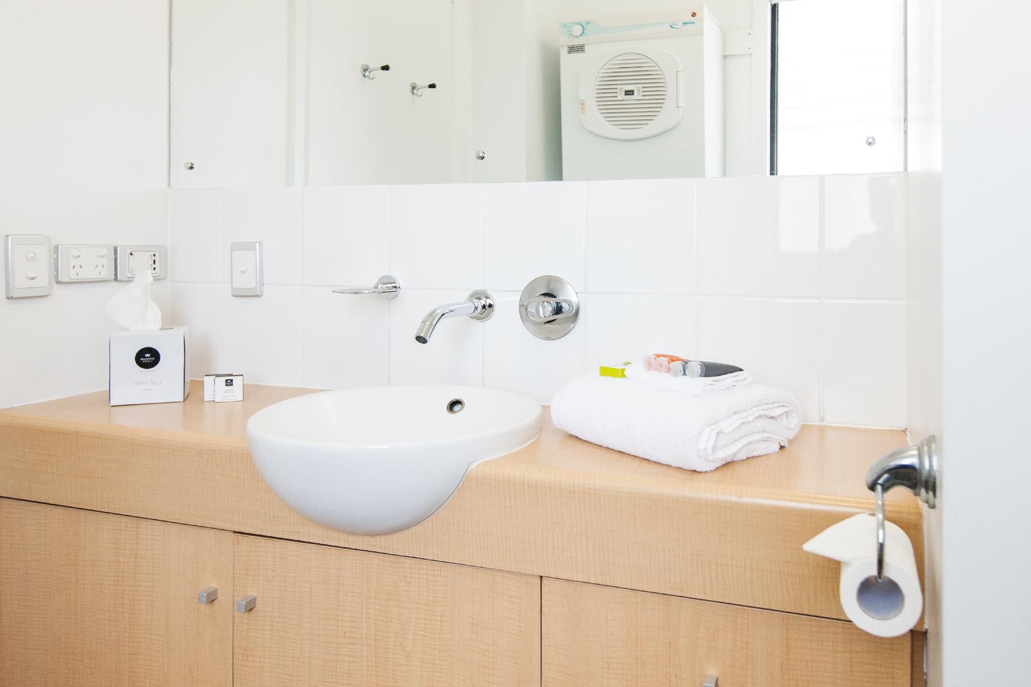 Majestic Oasis Apartments Waterfront One Bedroom Apartment 3