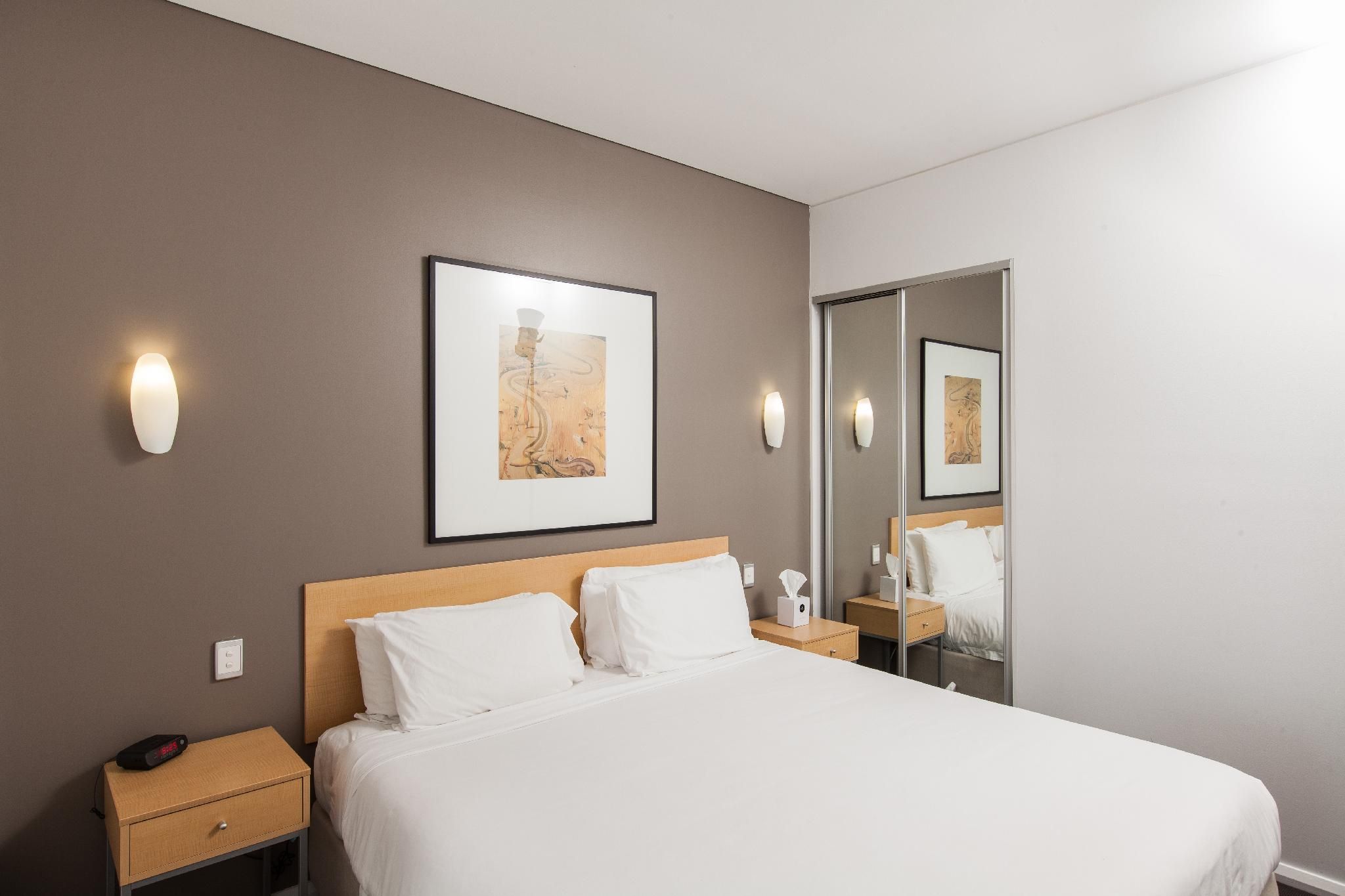 Majestic Oasis Apartments Waterfront One Bedroom Apartment 2