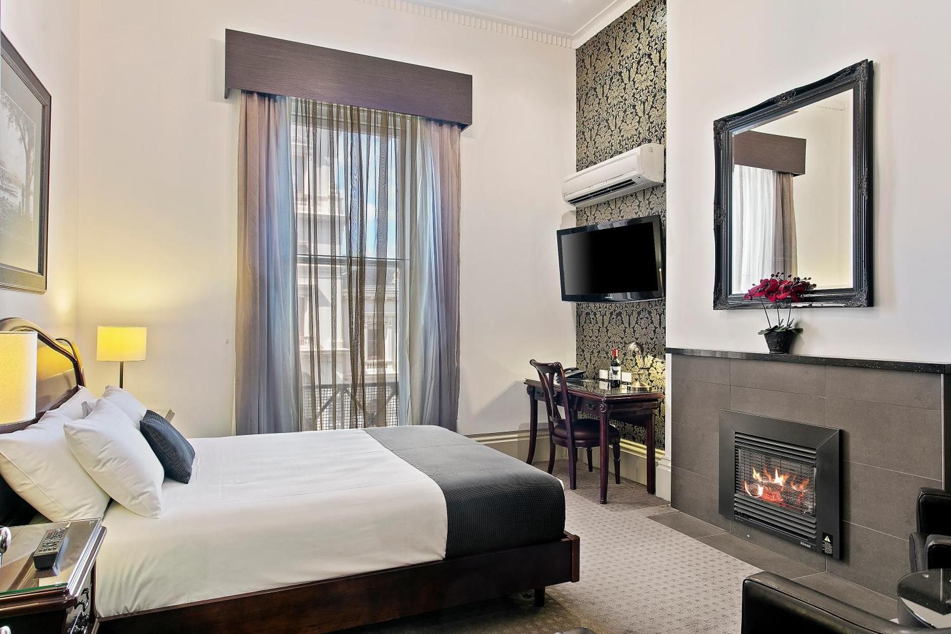 Queen Room with City View - Non Smoking