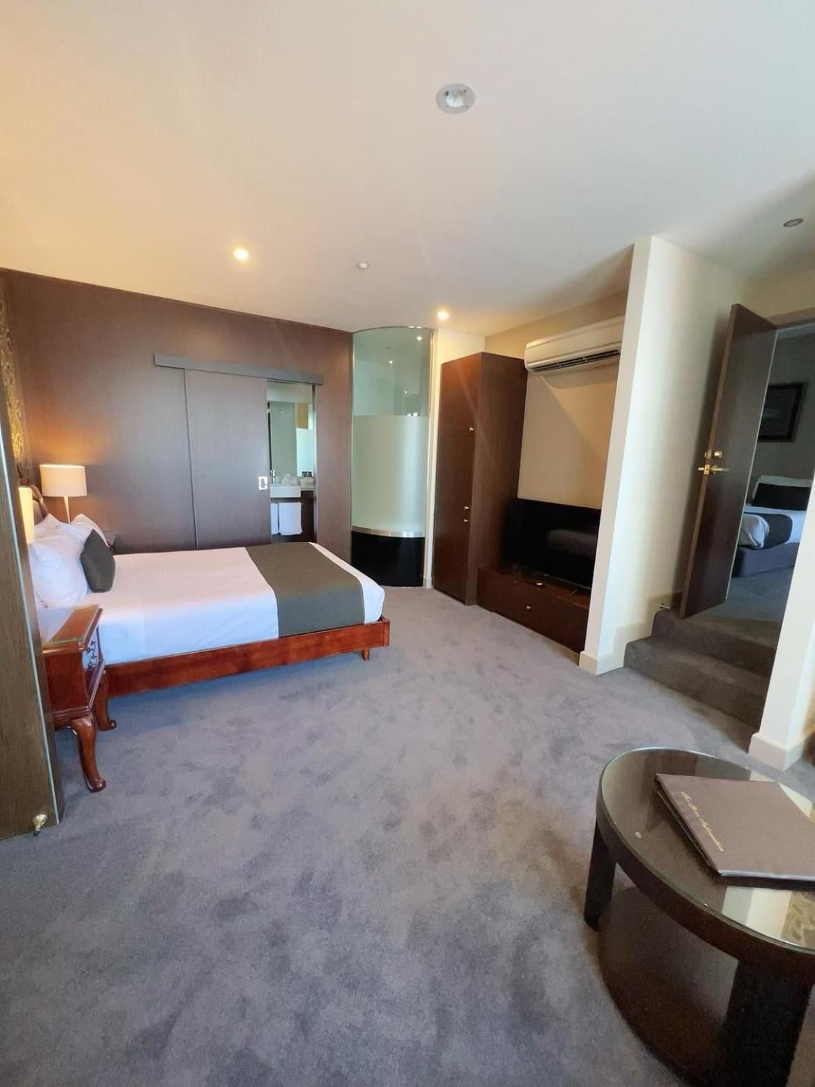 Queen Room with One Queen and Two Single Beds - Non-Smoking