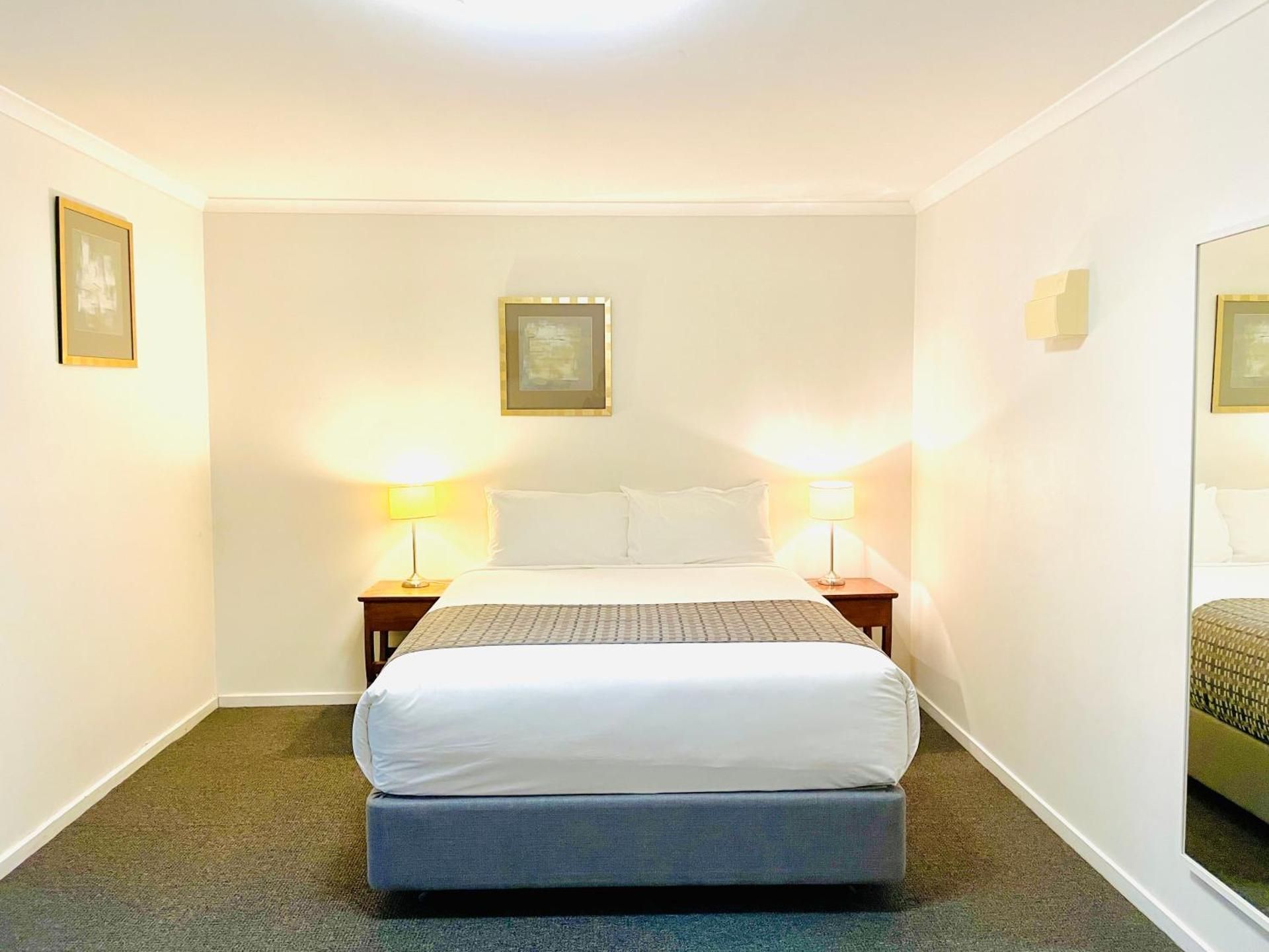Deluxe Queen Studio with Kitchenette, Ground Floor – Nonsmoking