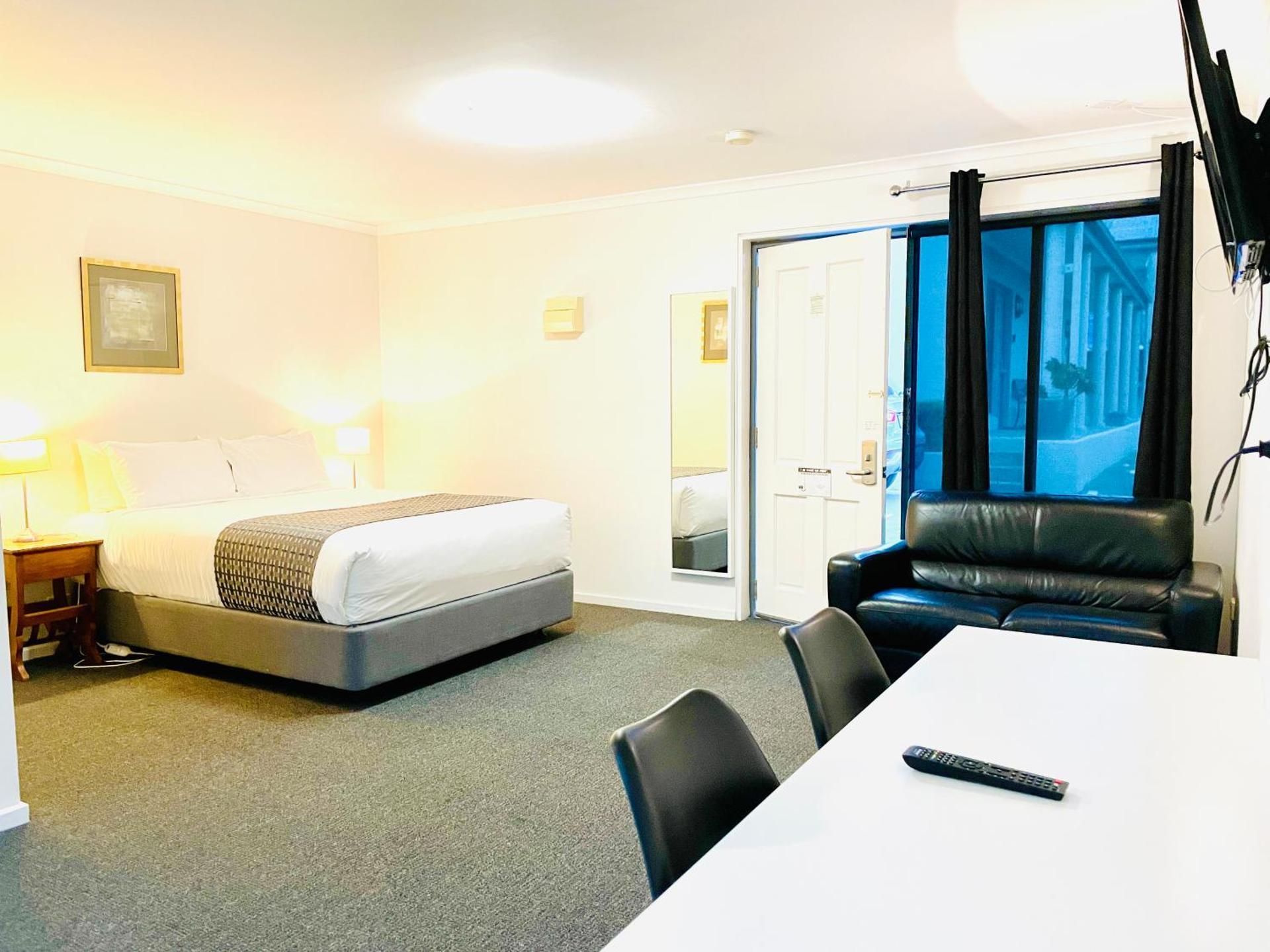 Deluxe Queen Studio with Kitchenette, Ground Floor – Nonsmoking