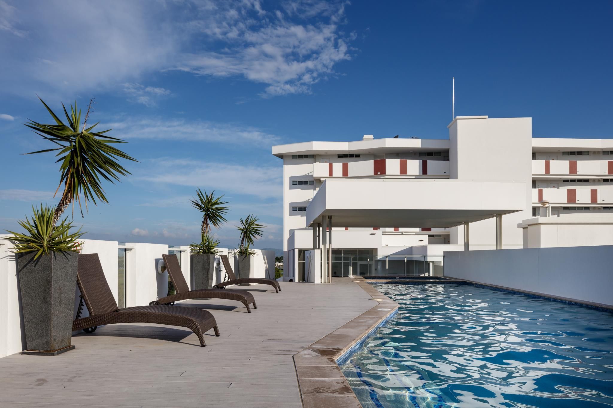 swimming pool [outdoor]