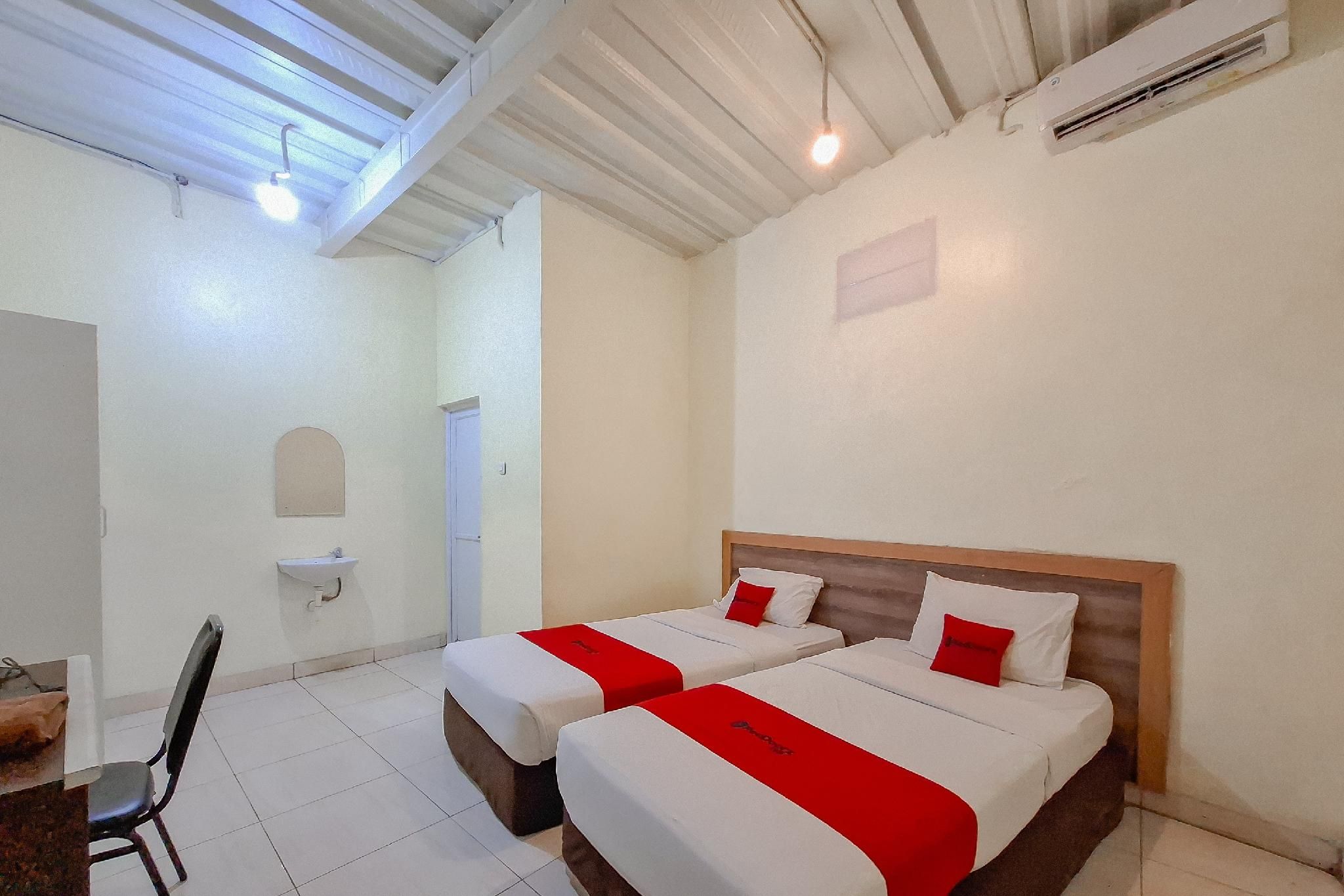 RedDoorz @ Andongkoe 64 Salatiga Twin Room