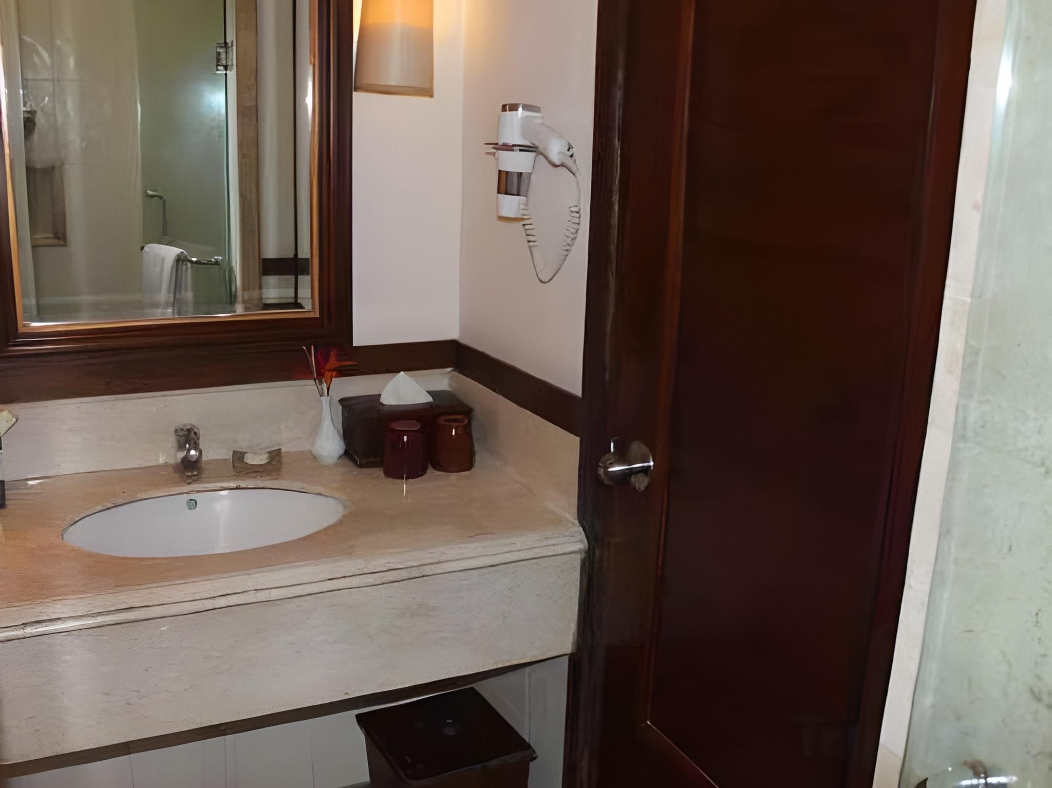 Laras Asri Resort & Spa Superior Twin Room 3