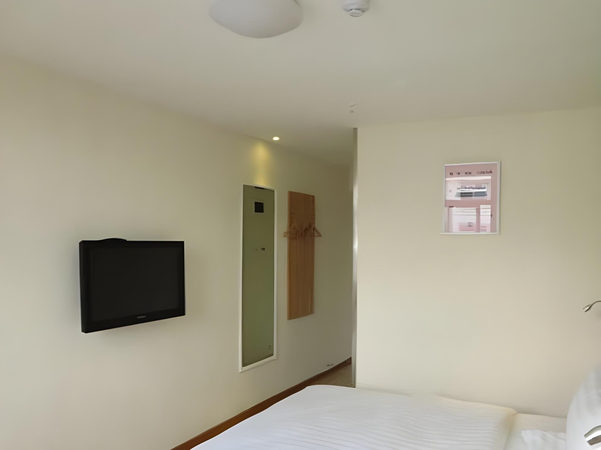 Business Queen Room