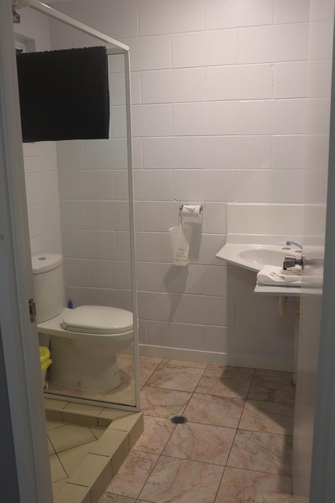 Self Contained Twin Room - Upstairs & Not Pet Friendly