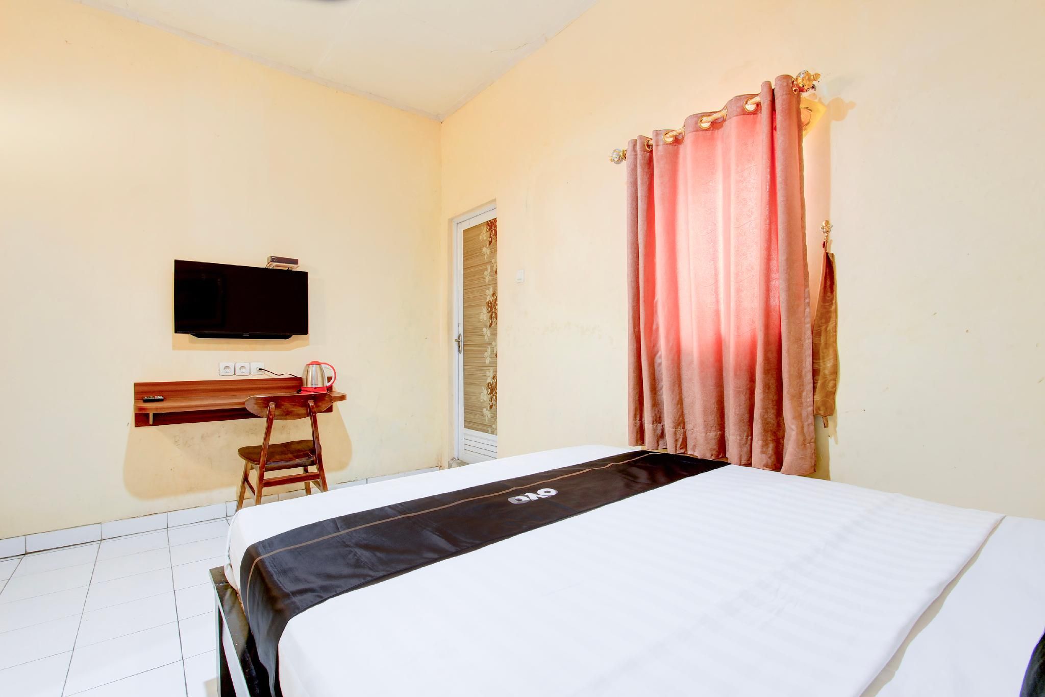 Collection O Stasiun Pekalongan Near Stasiun Kereta Api Formerly Hotel Indah Deluxe Double 2