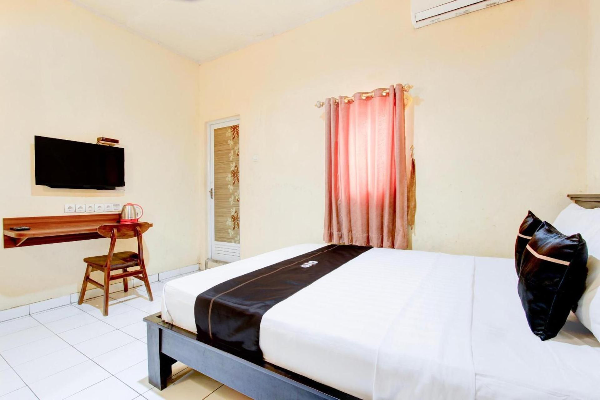 Collection O Stasiun Pekalongan Near Stasiun Kereta Api Formerly Hotel Indah Deluxe Double