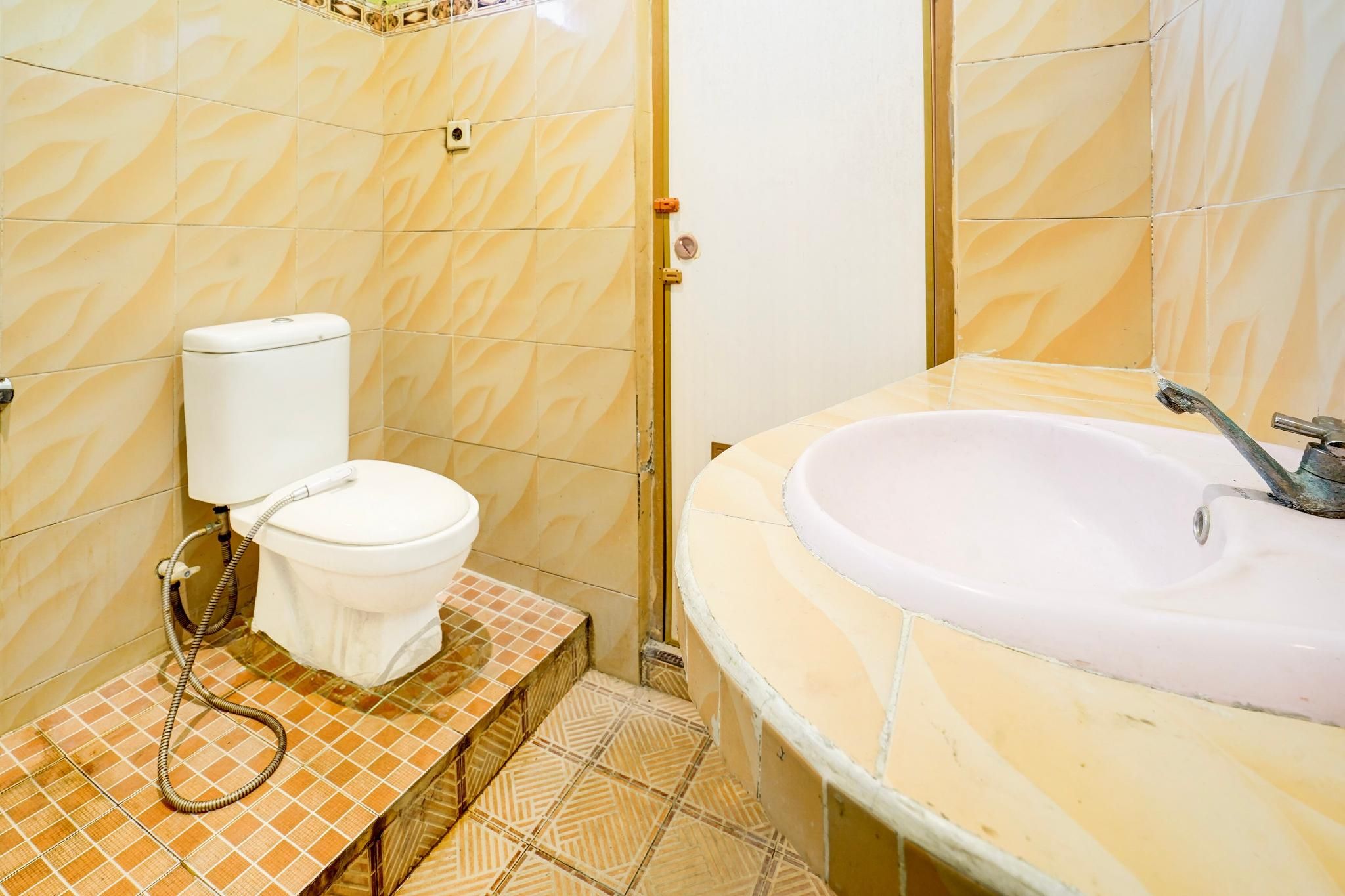 Collection O Kauman Near Stasiun Pekalongan Formerly Hotel Dian Chandar Deluxe Double 2