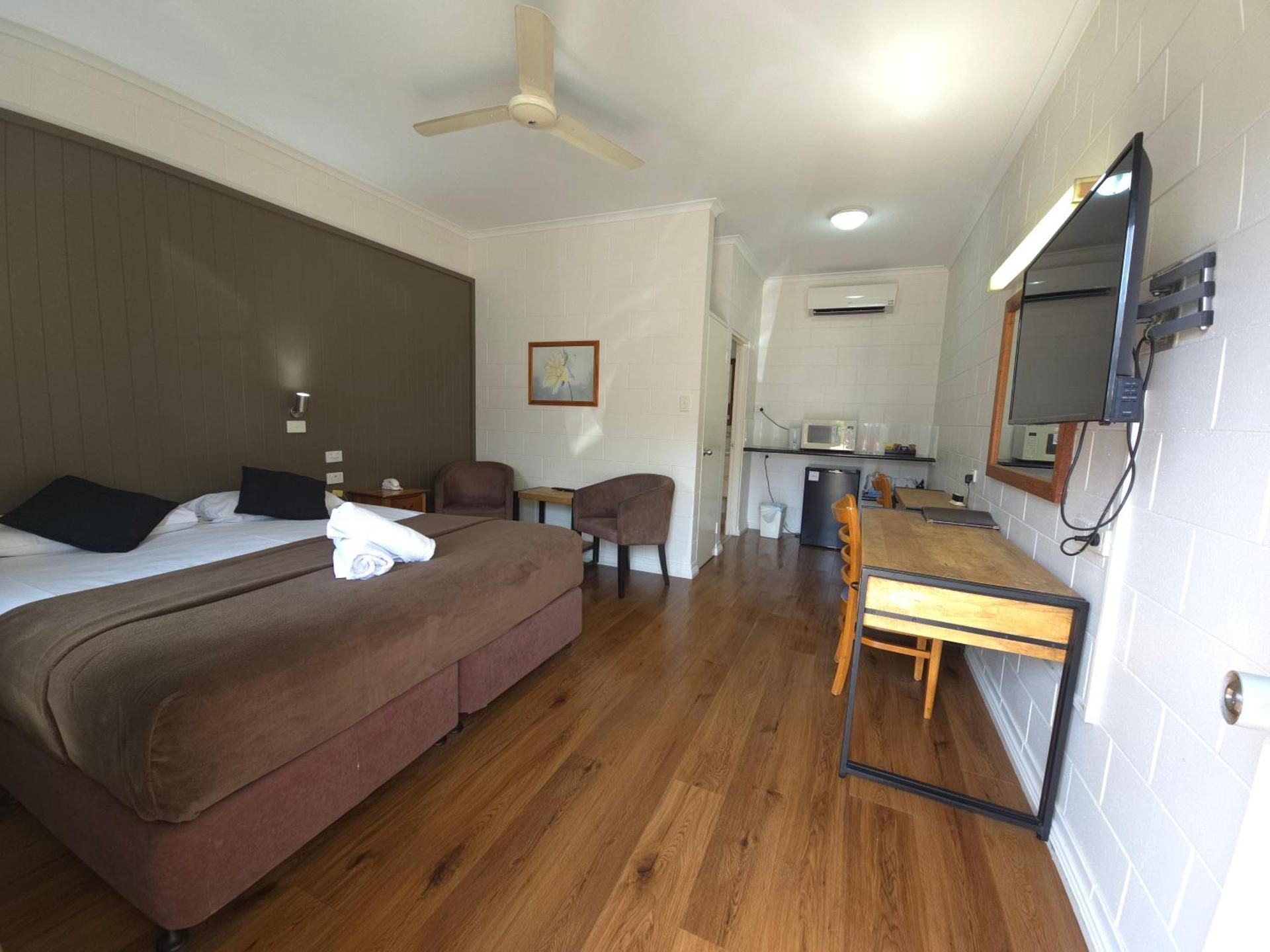 The Colonial Rose Motel King Room 2