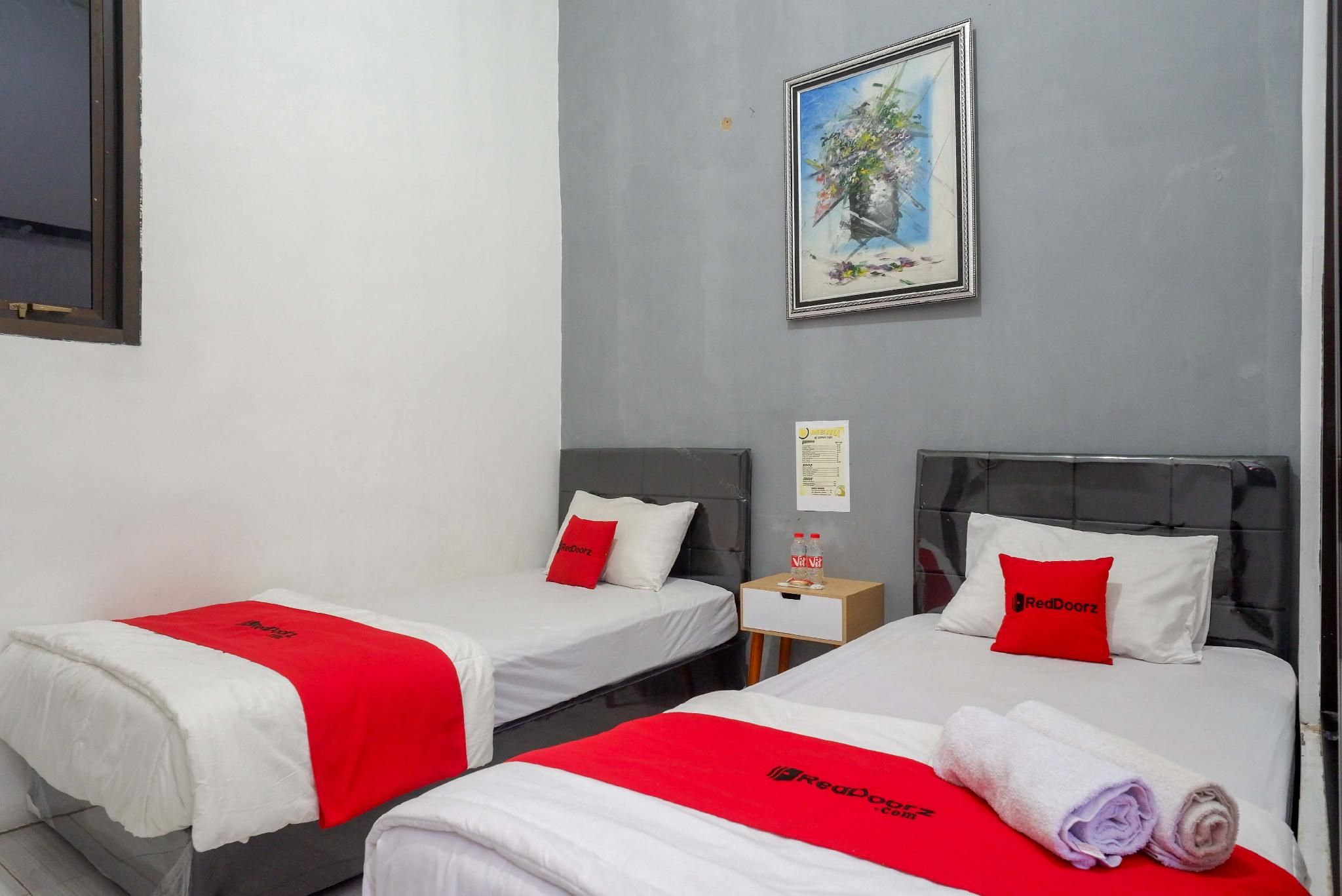 RedDoorz Syariah near Alun Alun Kajen Twin Room 3