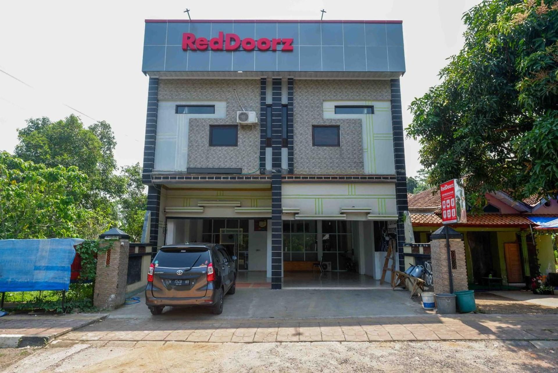 RedDoorz Syariah near Alun Alun Kajen