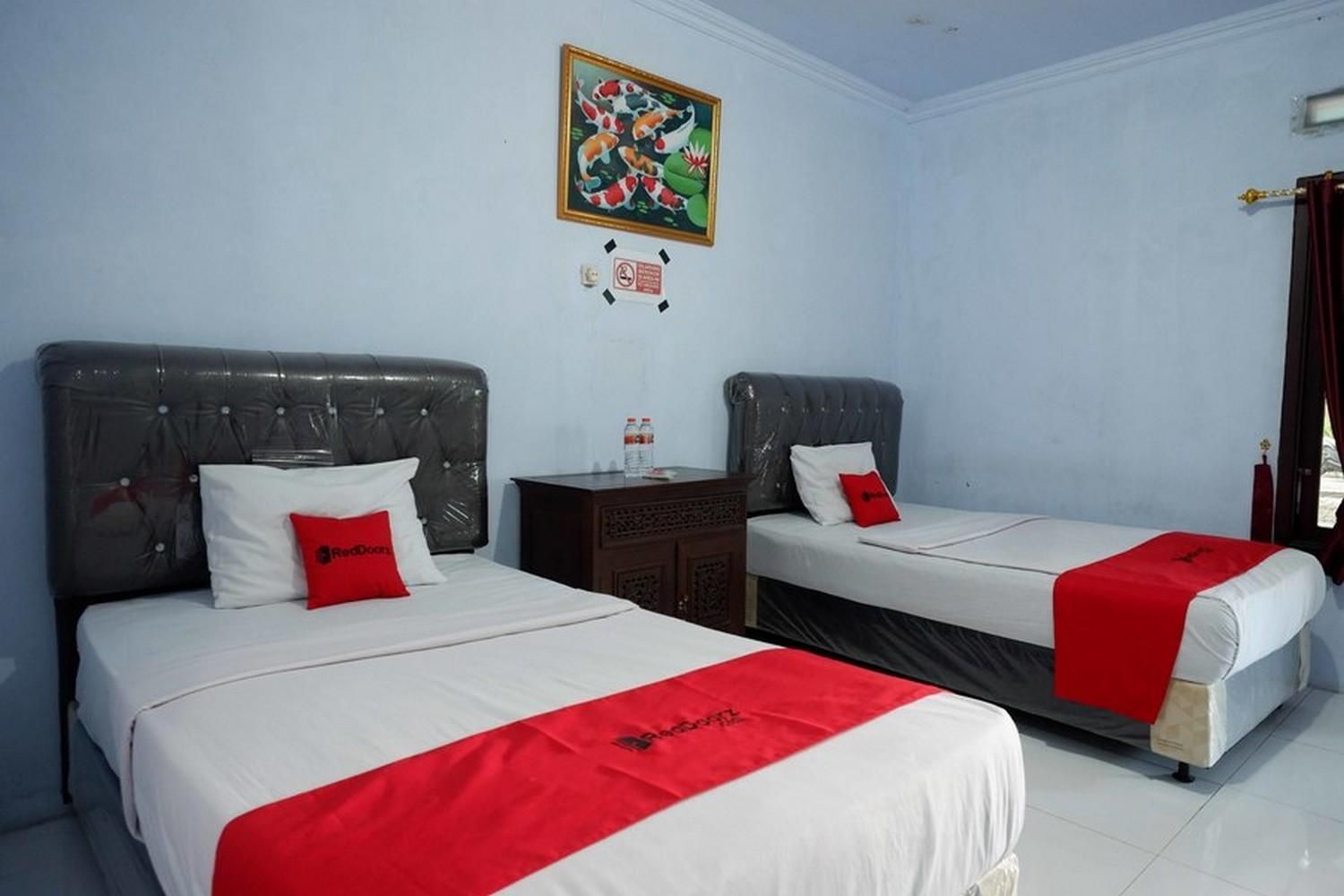 RedDoorz Syariah near Stasiun Pekalongan 3 reddoorz twin room